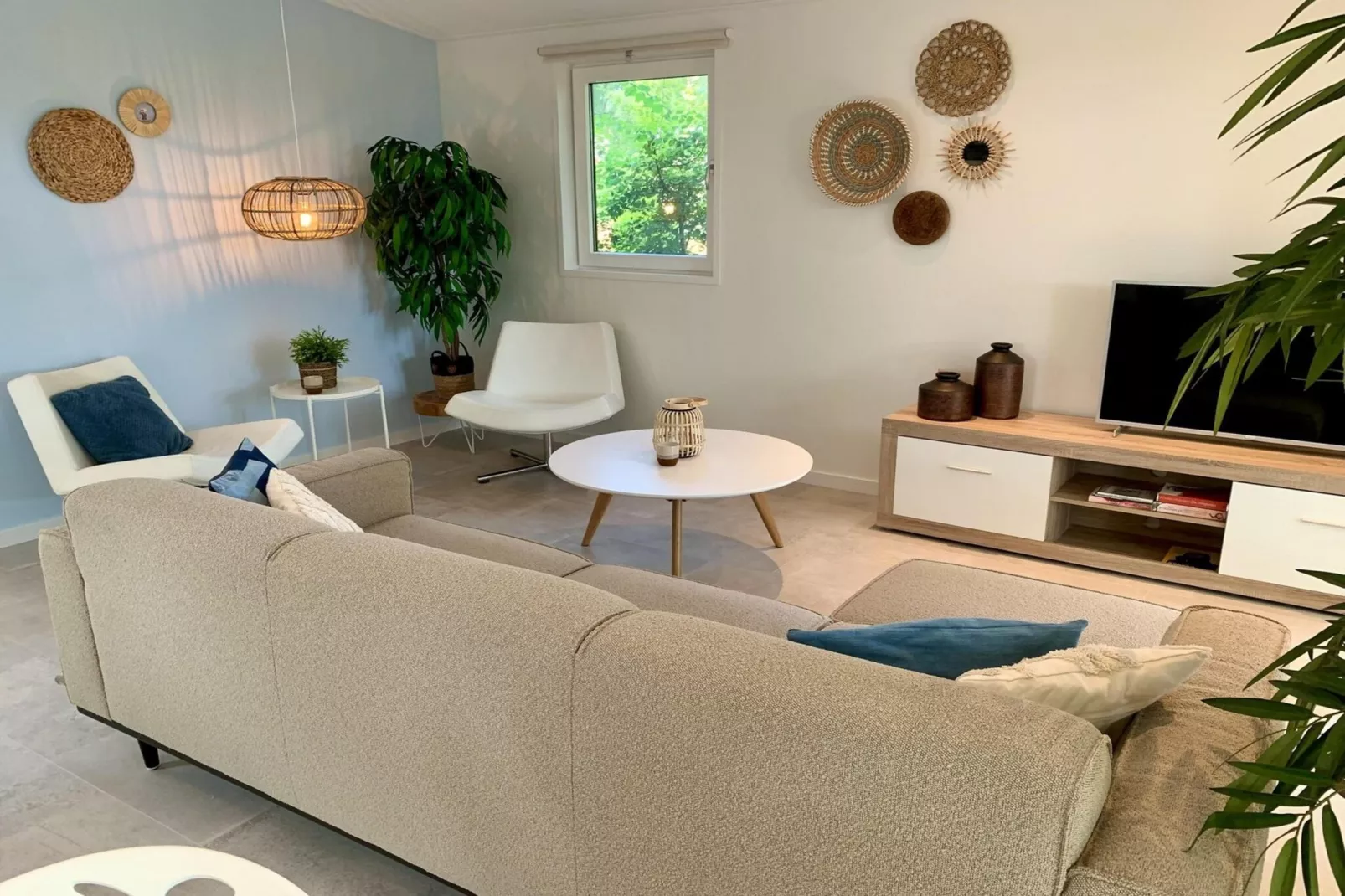 Campanula 136-Living room