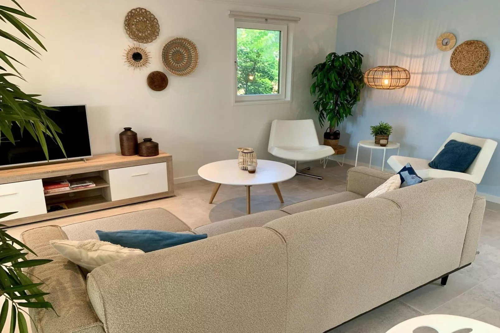Campanula 136-Living room