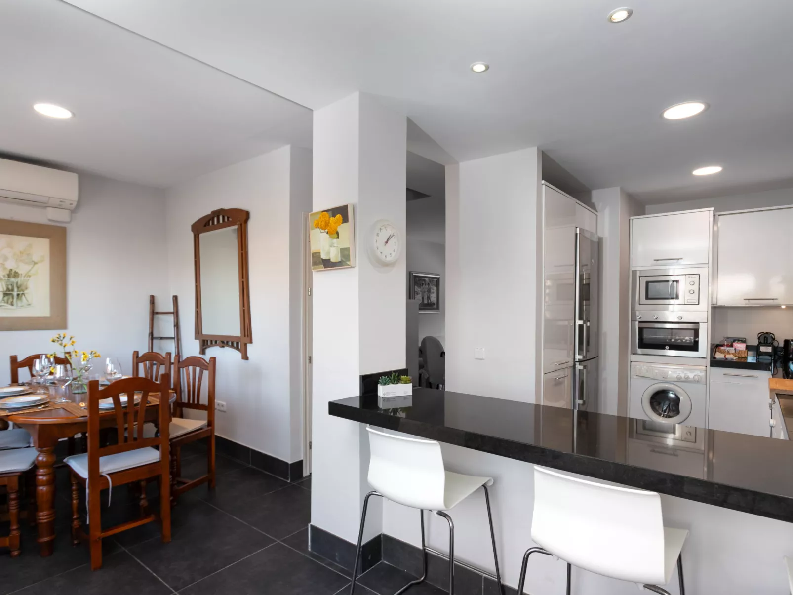 First Line Marbella Beach-Inside