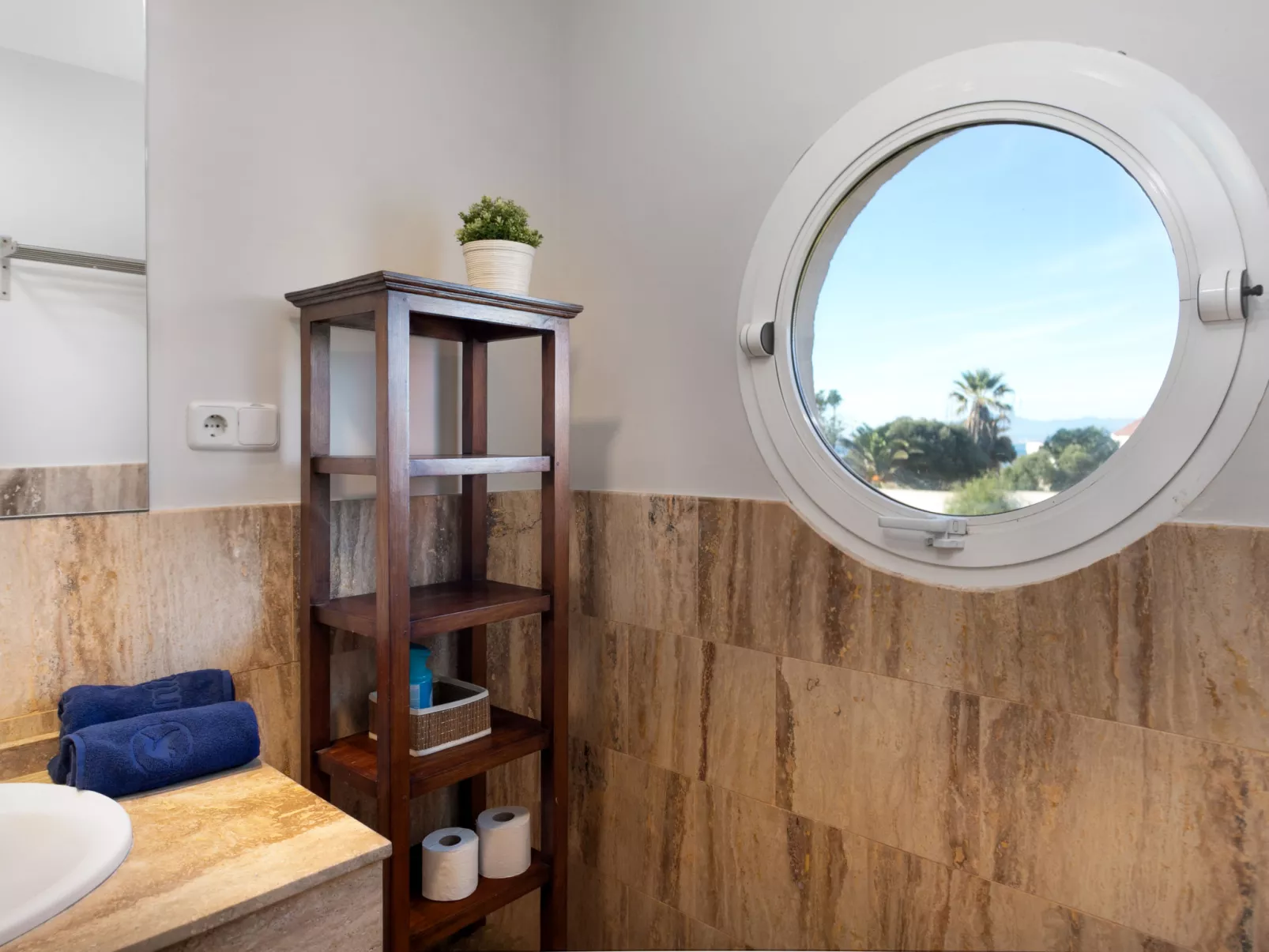 First Line Marbella Beach-Inside
