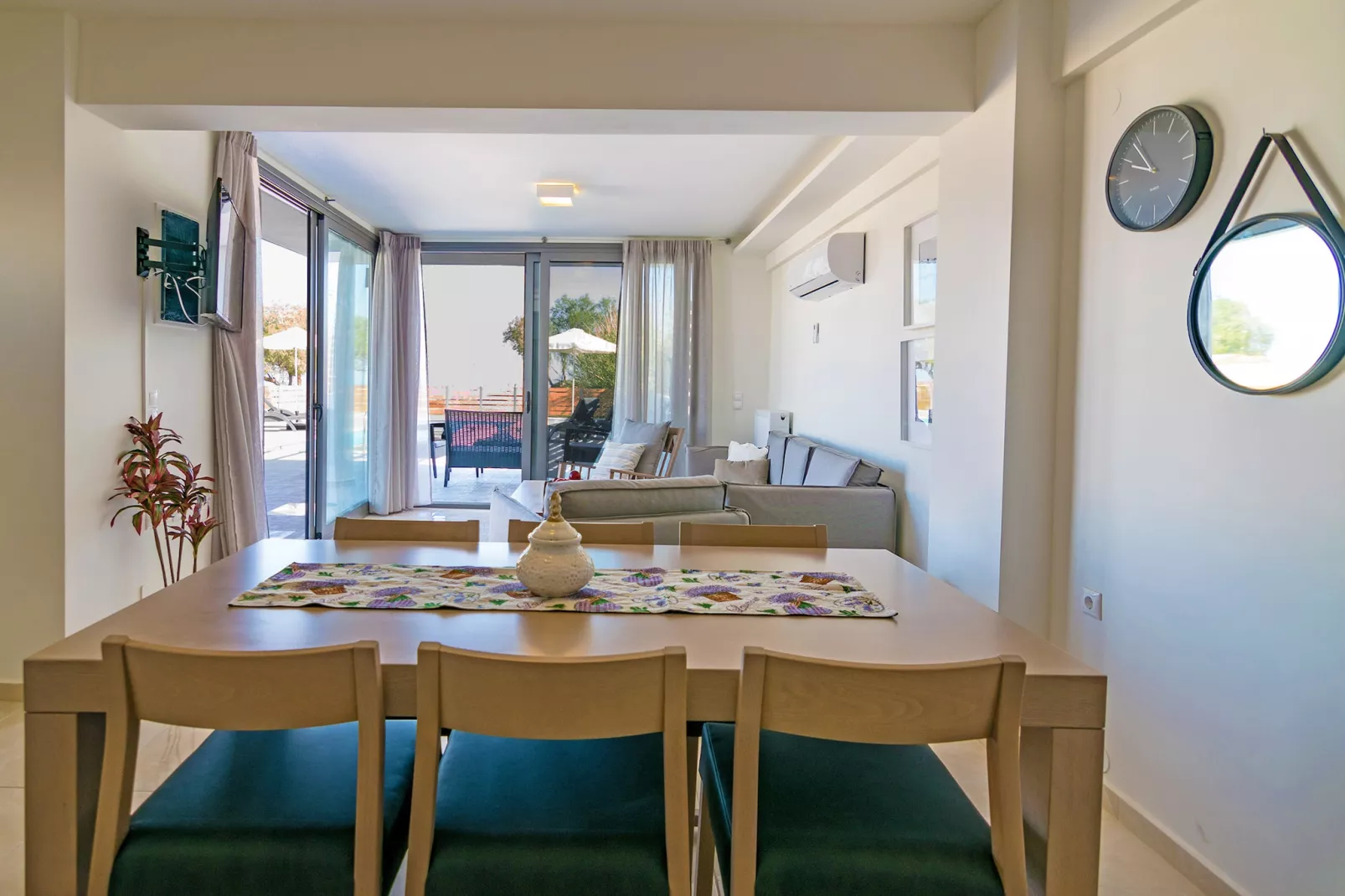 Blue Oyster Beach 3-Dining room