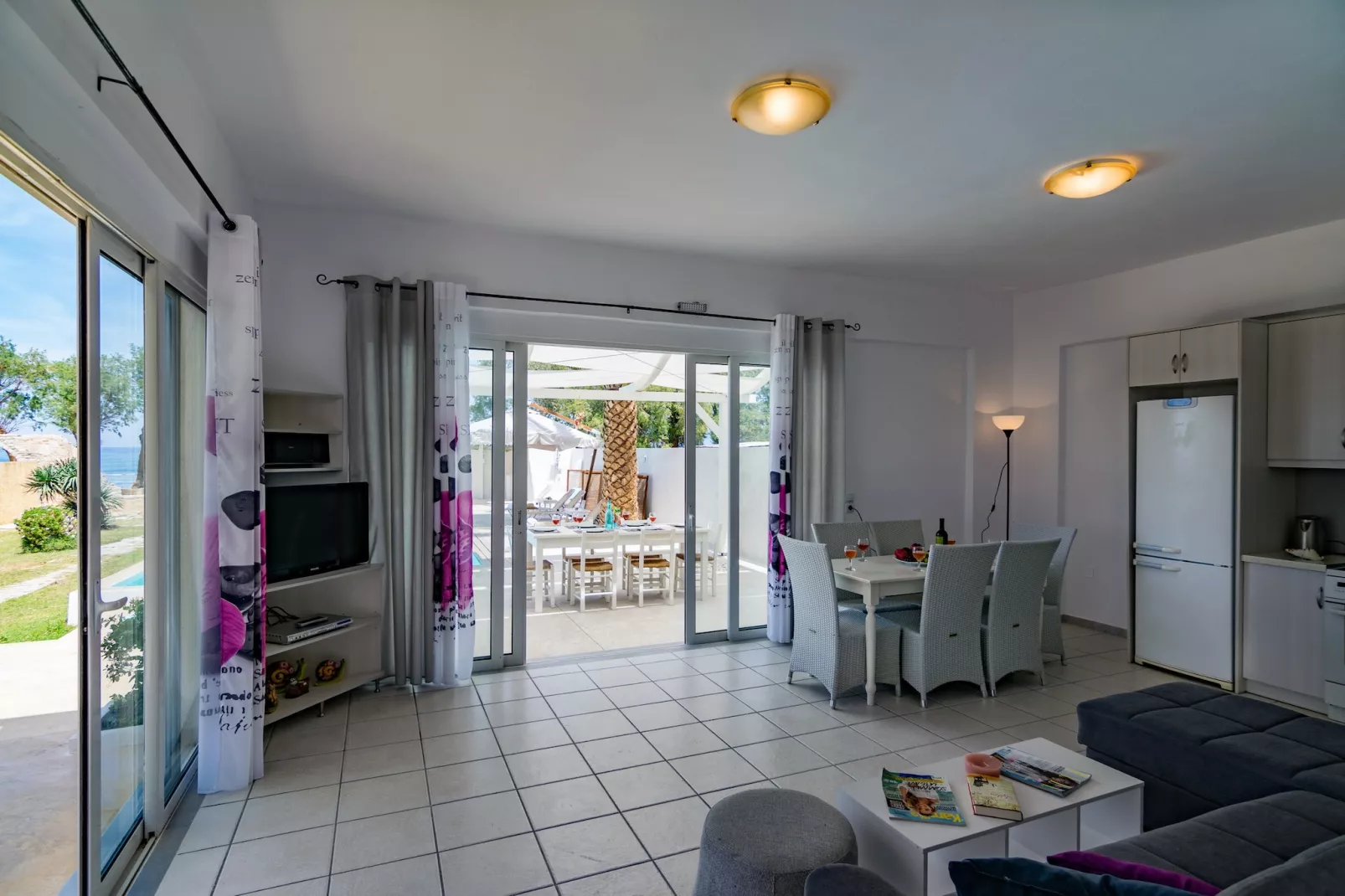 Almirikia-Living room