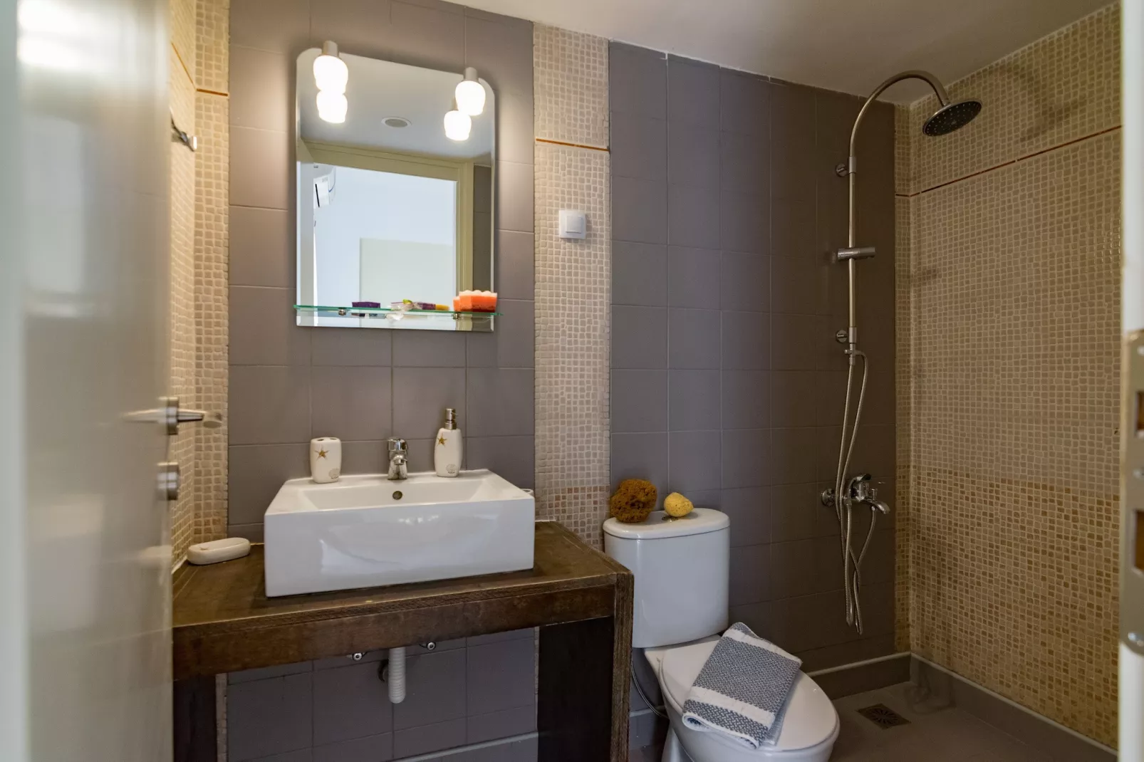 Almirikia-Bathroom