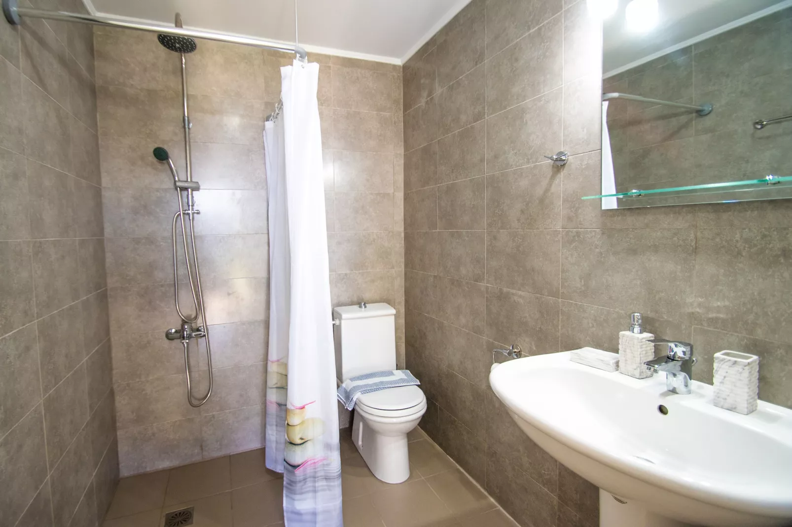Almirikia-Bathroom
