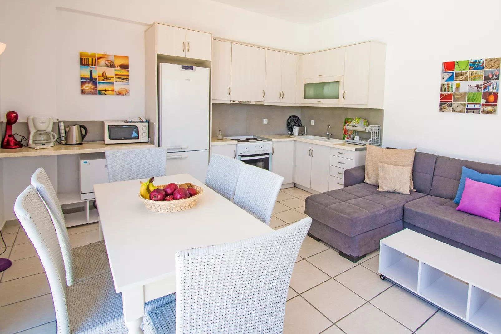 Almirikia-Living room