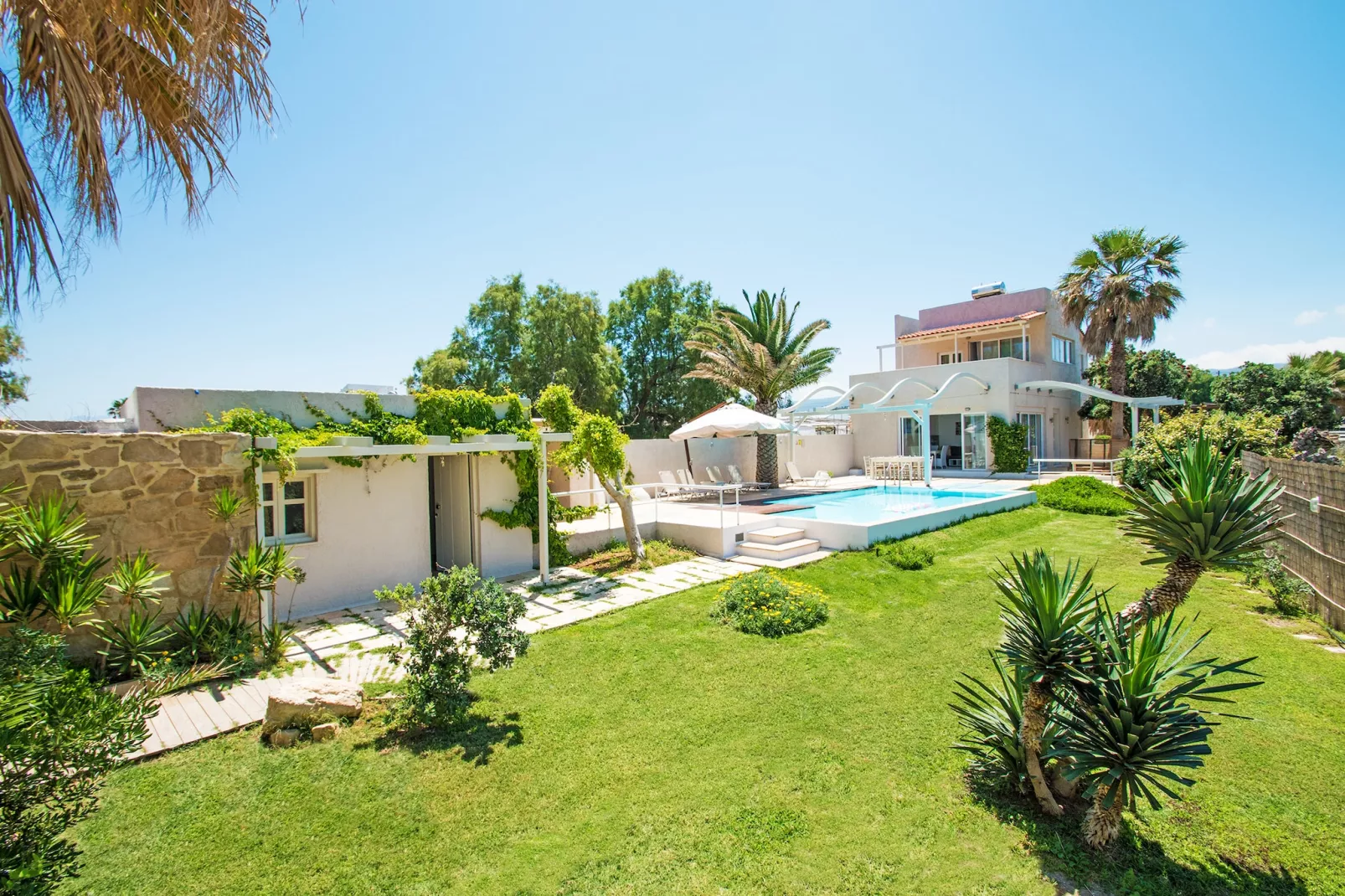 Almirikia-Outdoor