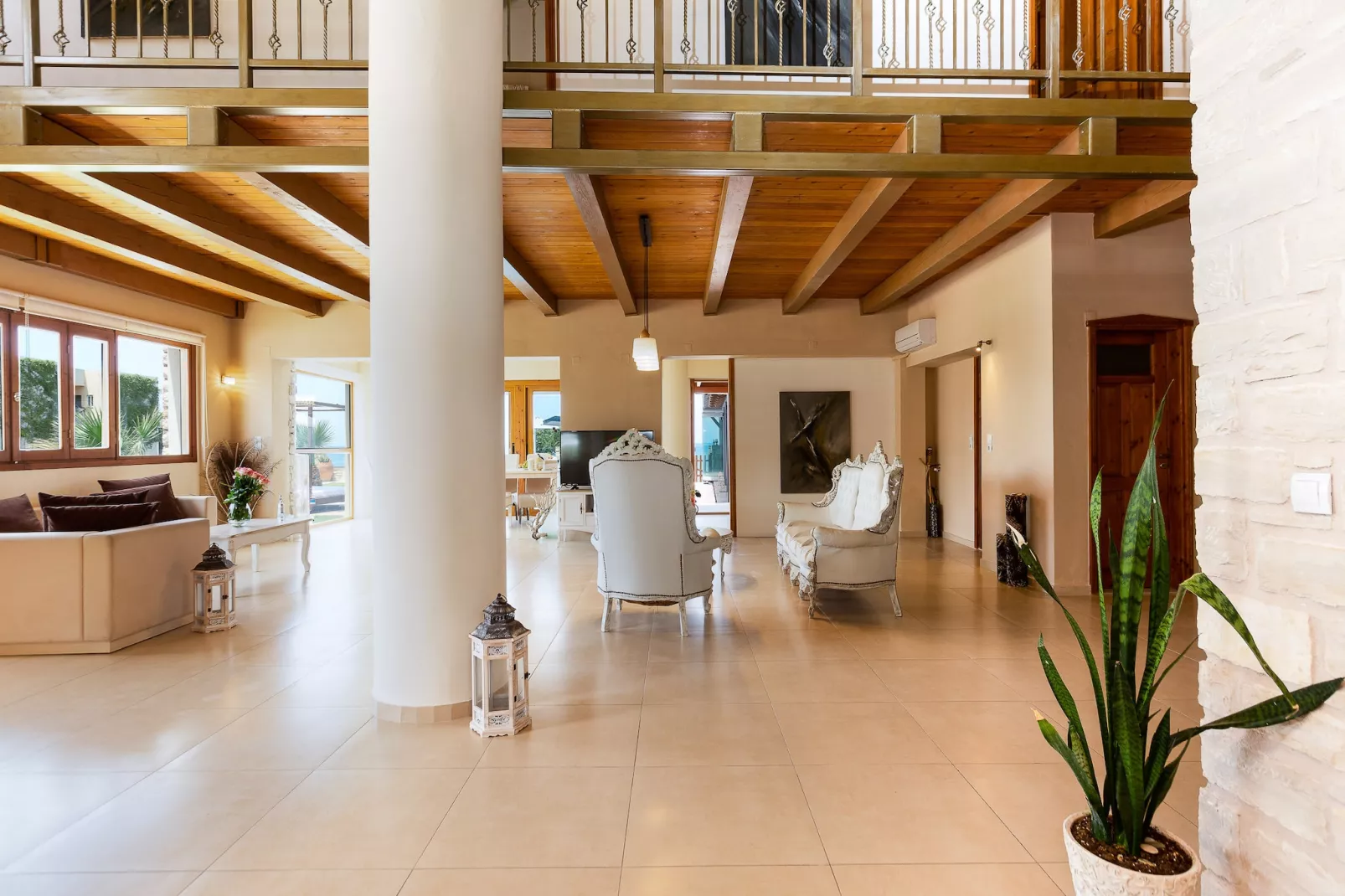 Golden Sand Beach villa-Living room
