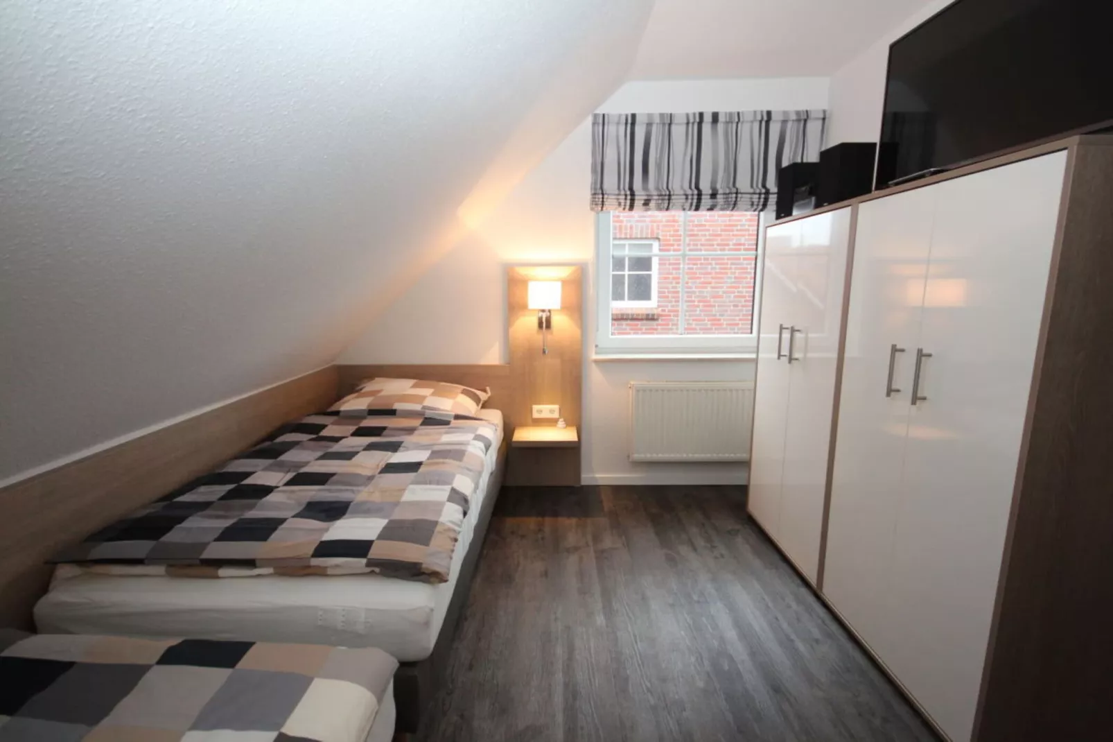 104172-Bedroom