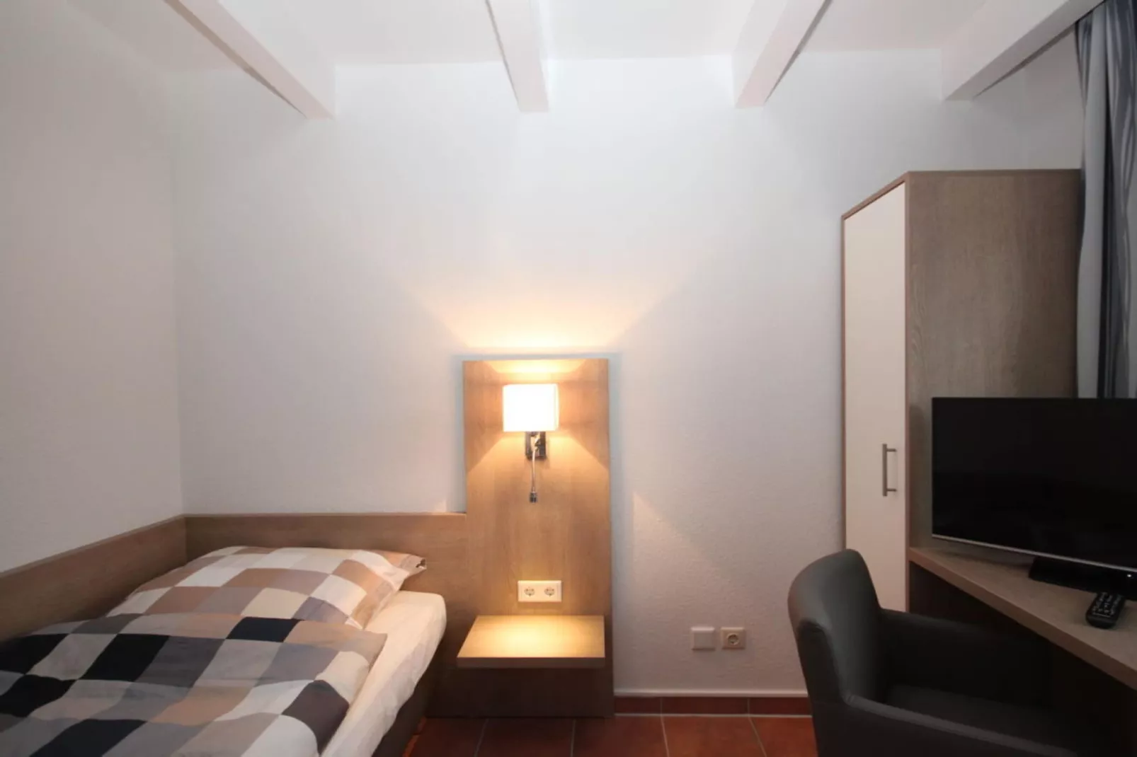 104172-Bedroom