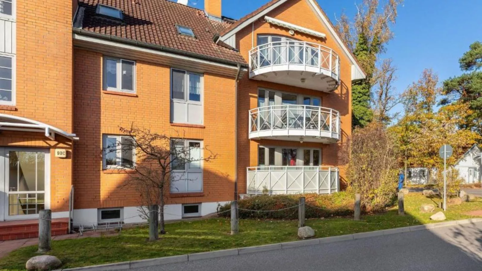 Friederike-Exterior summer