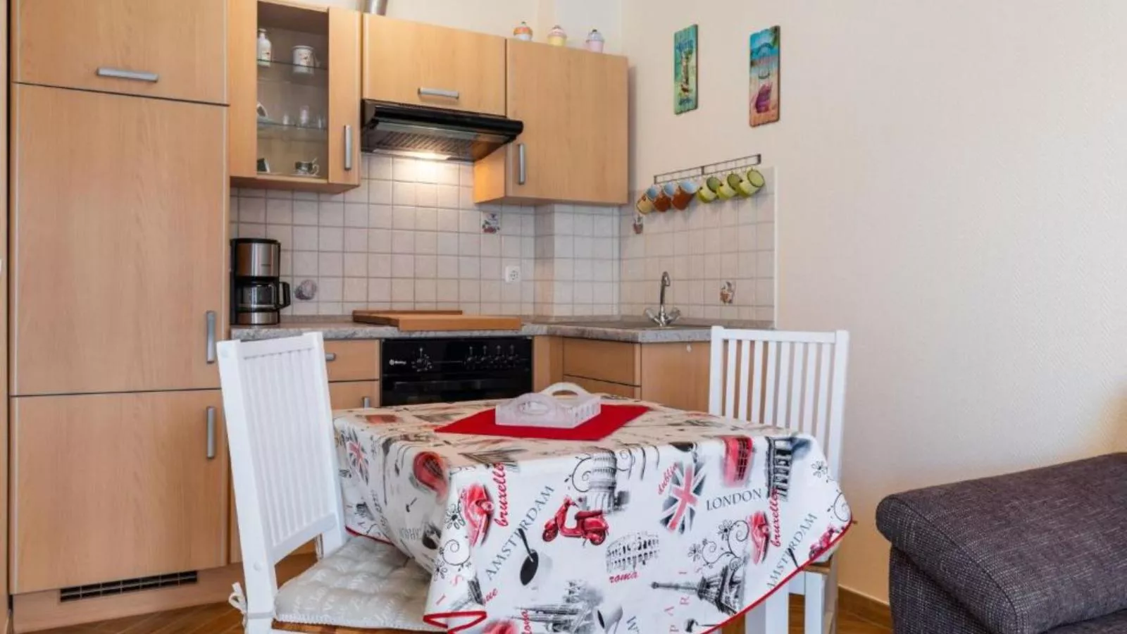 Laura 13-Kitchen