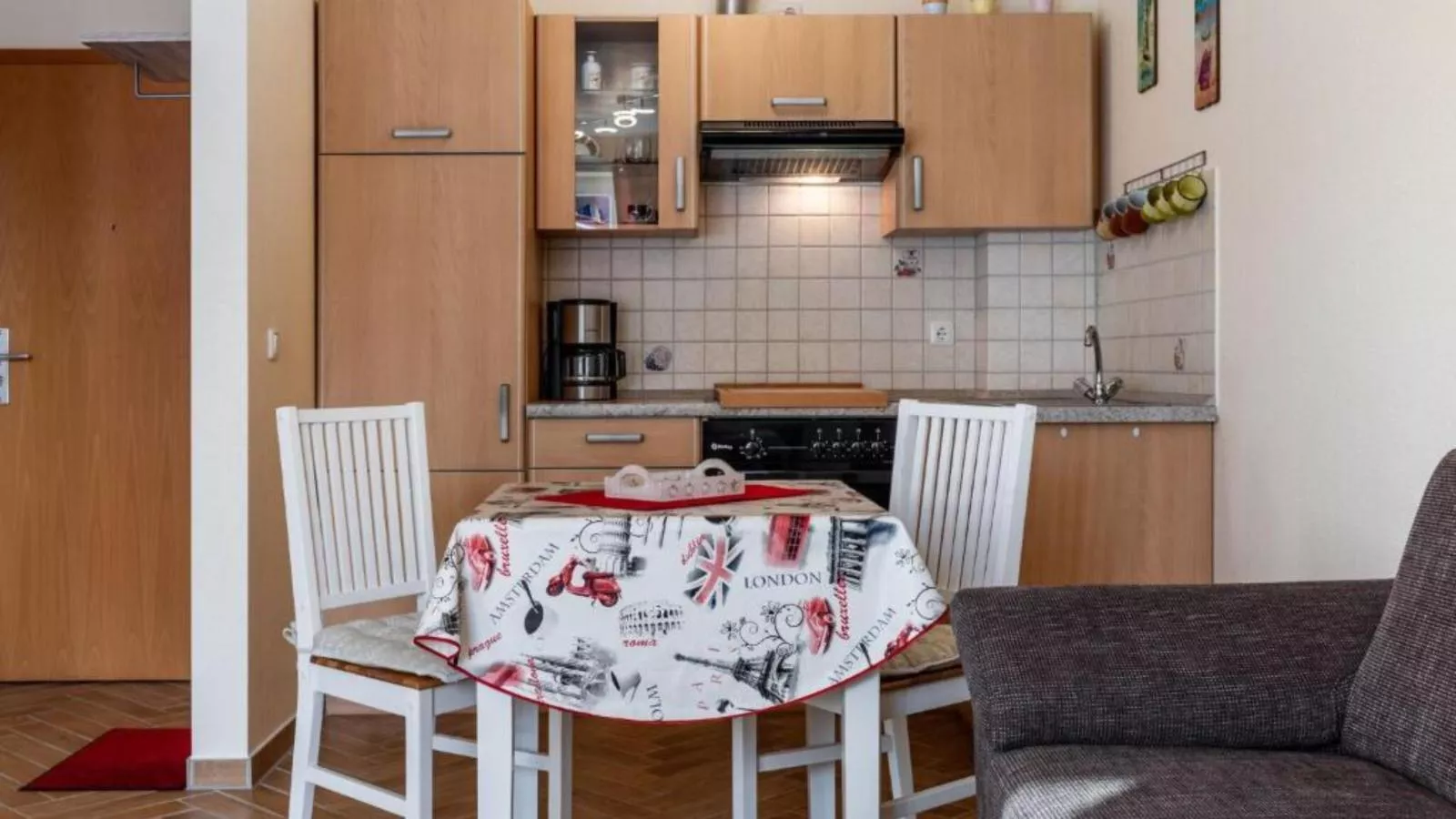 Laura 13-Kitchen
