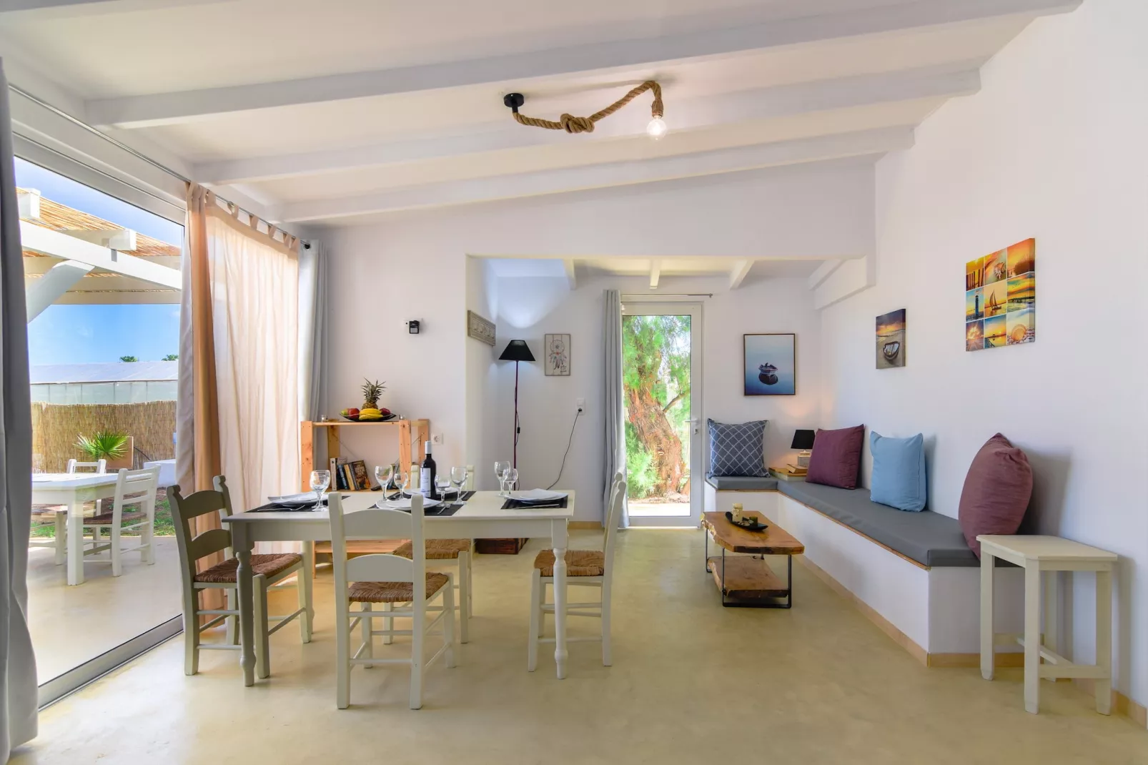 Hara's Beach Villa-Living room