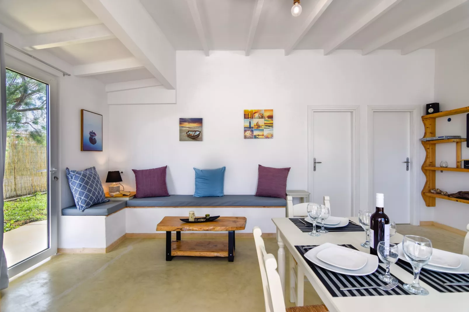 Hara's Beach Villa-Living room