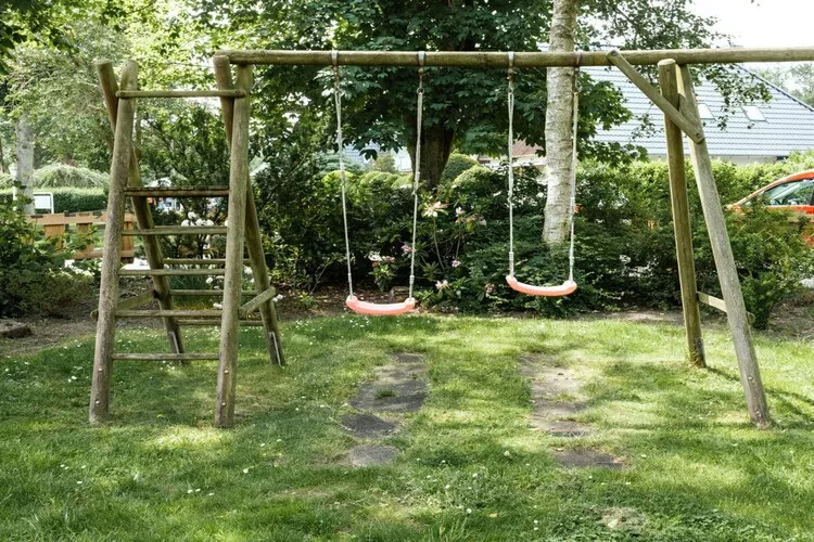 Huus Avelia - Apartment DG	-Gardens summer