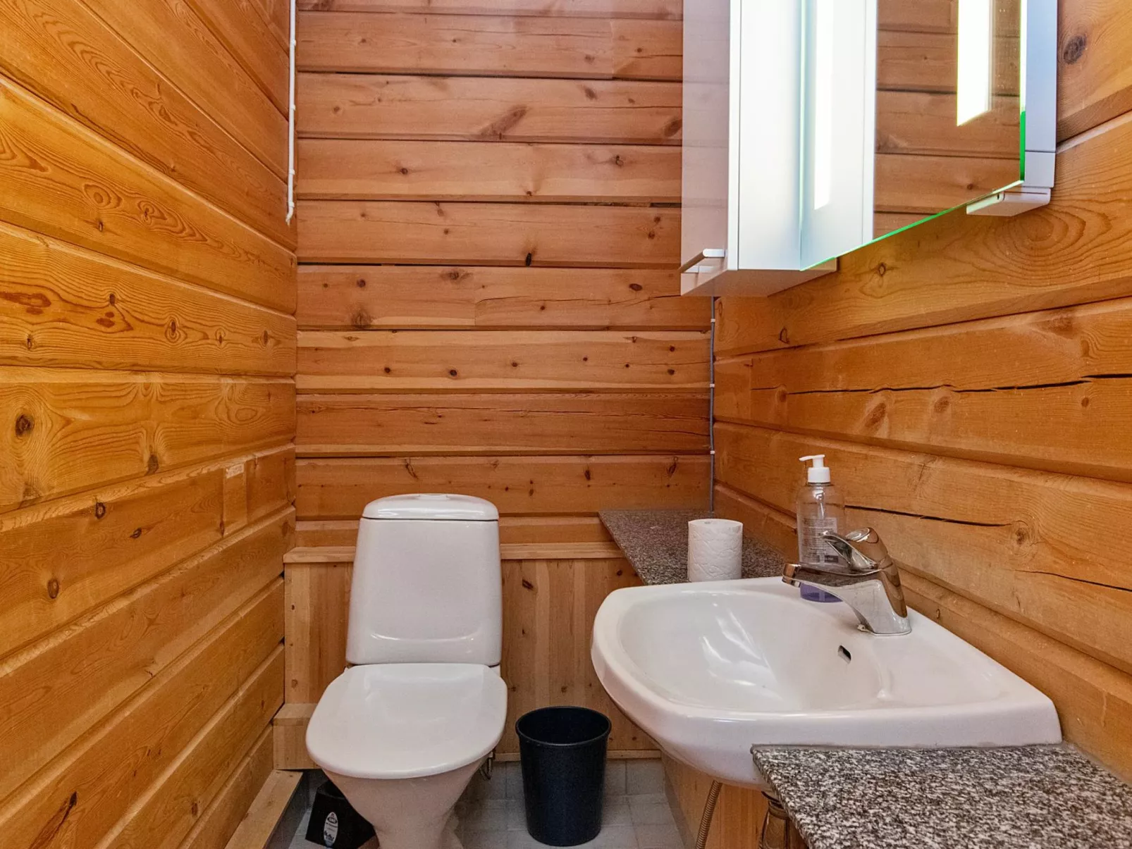 Pökkömaja b-Inside