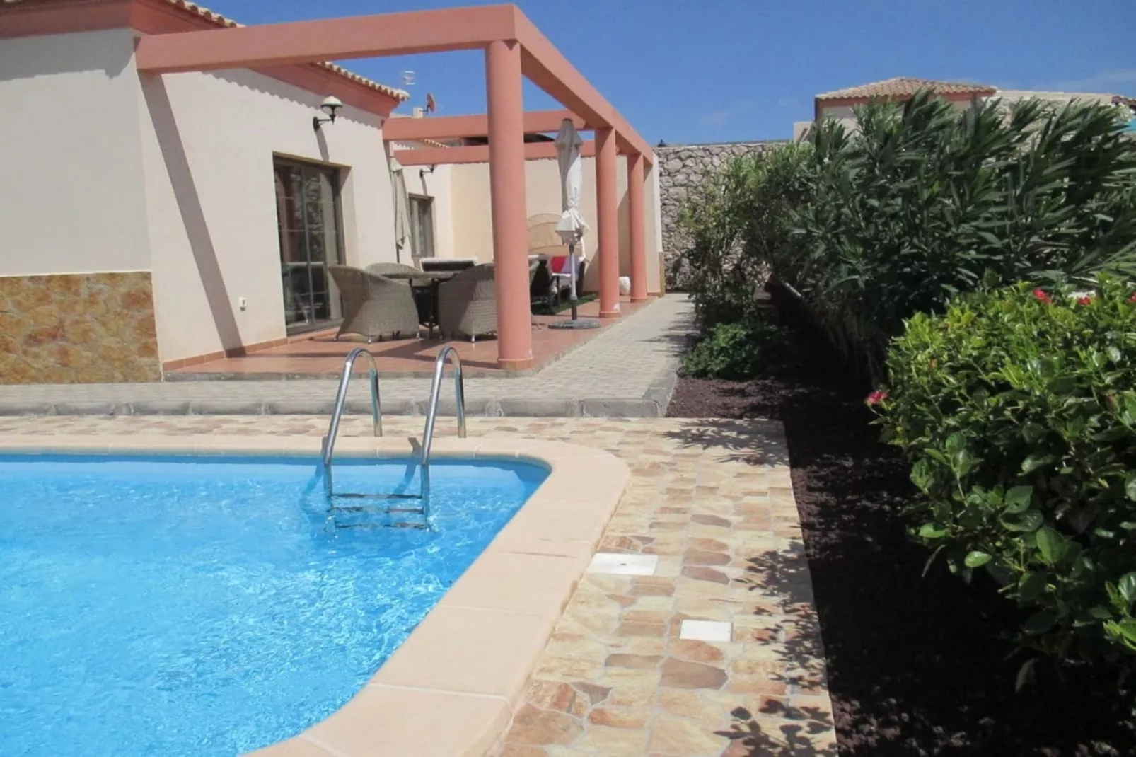 76564-Exterior summer