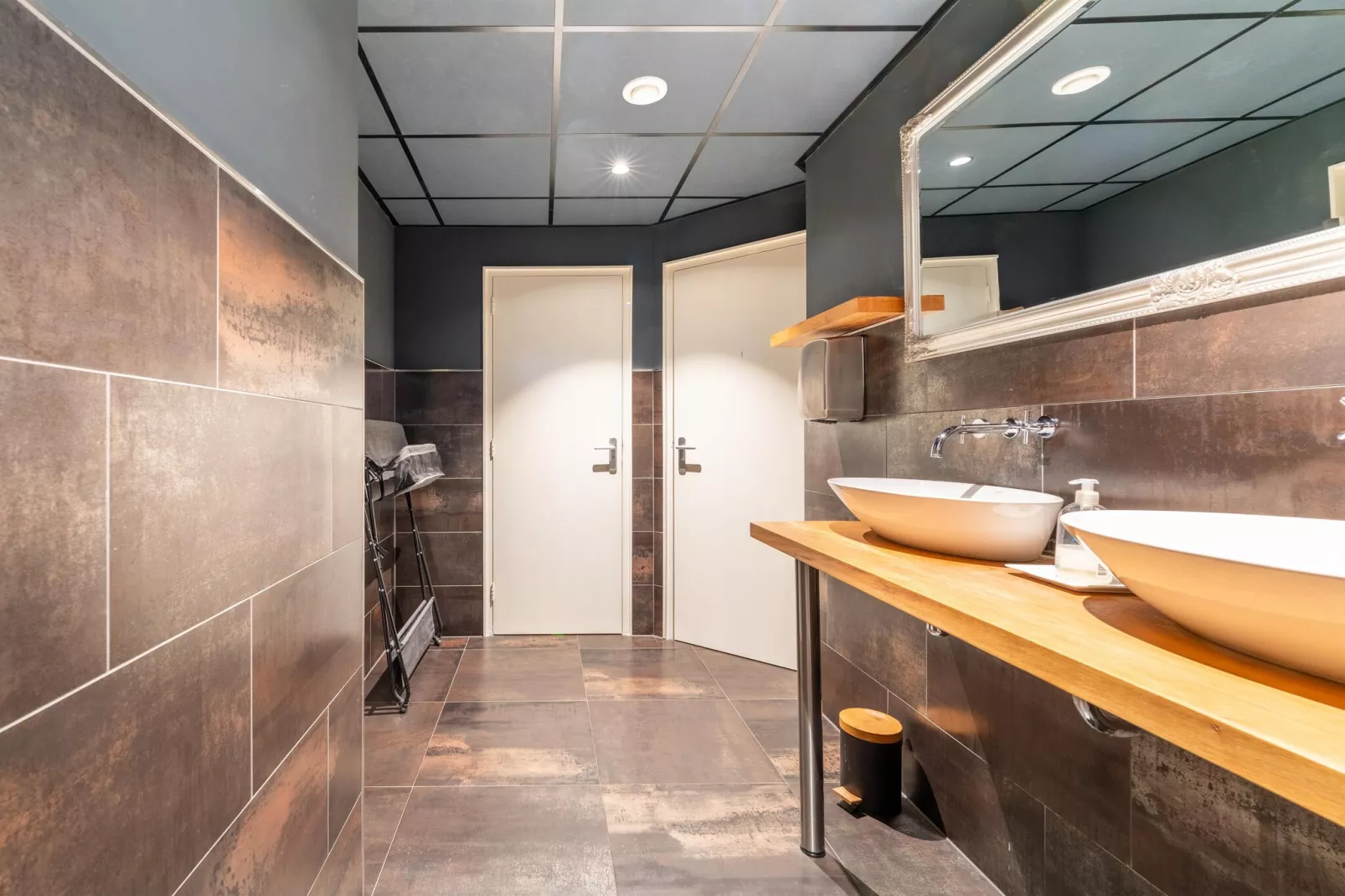 Landhuis Hezenes-Bathroom