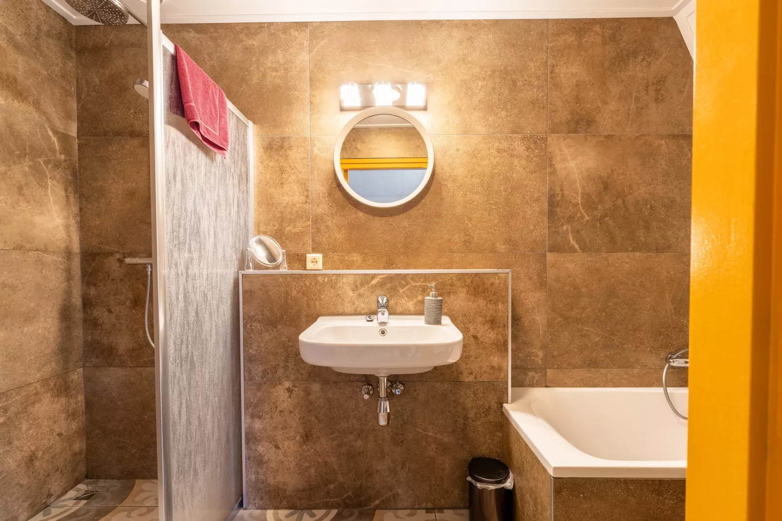 Landhuis Hezenes-Bathroom