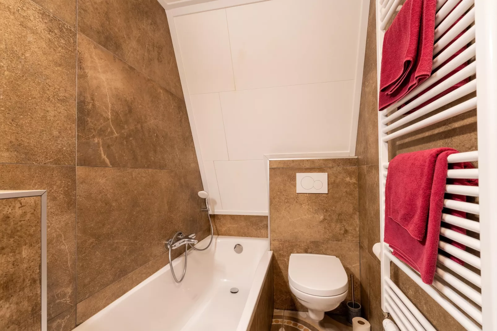 Landhuis Hezenes-Bathroom