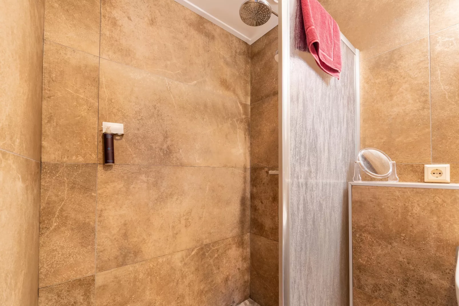 Landhuis Hezenes-Bathroom
