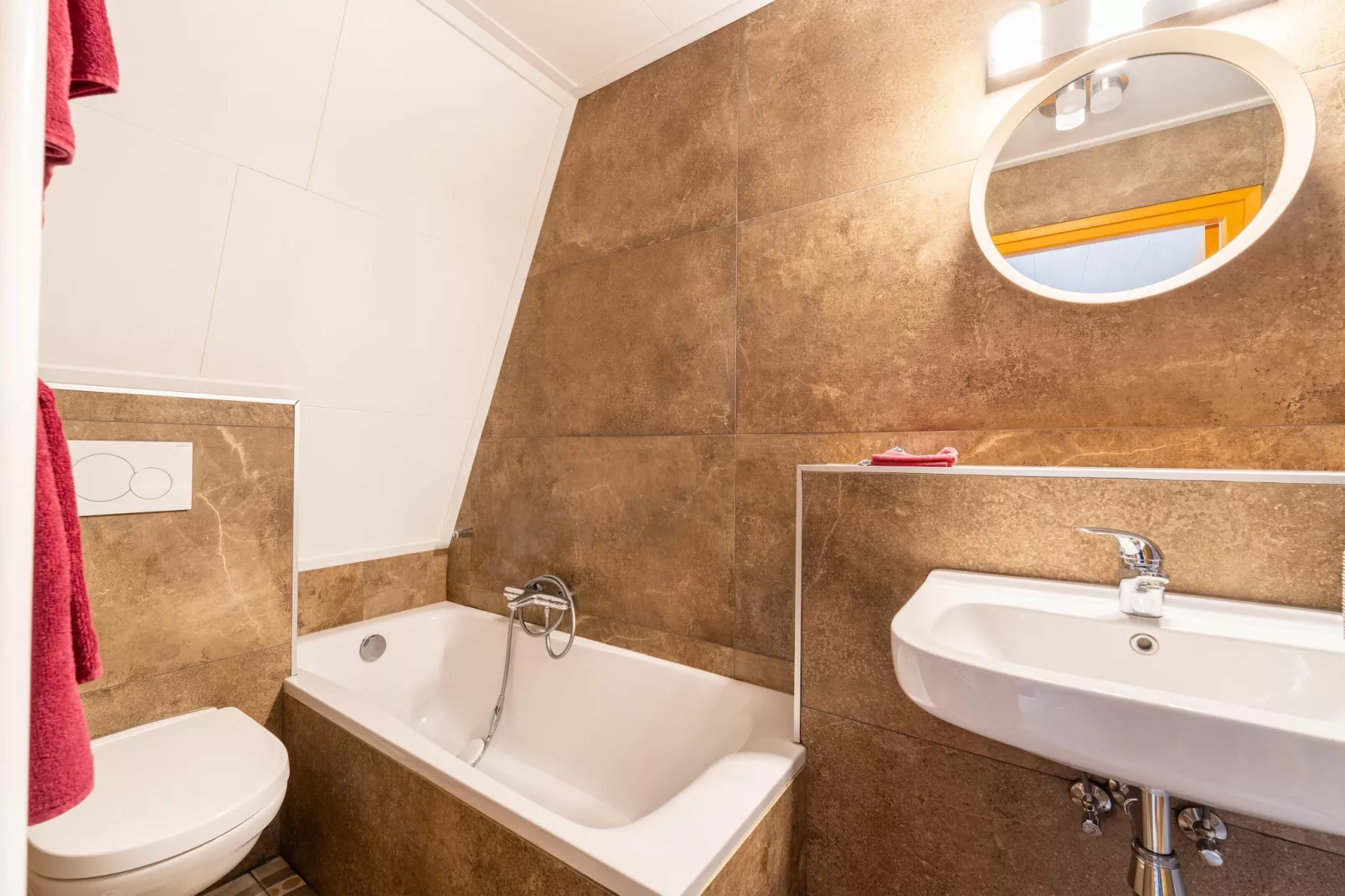 Landhuis Hezenes-Bathroom