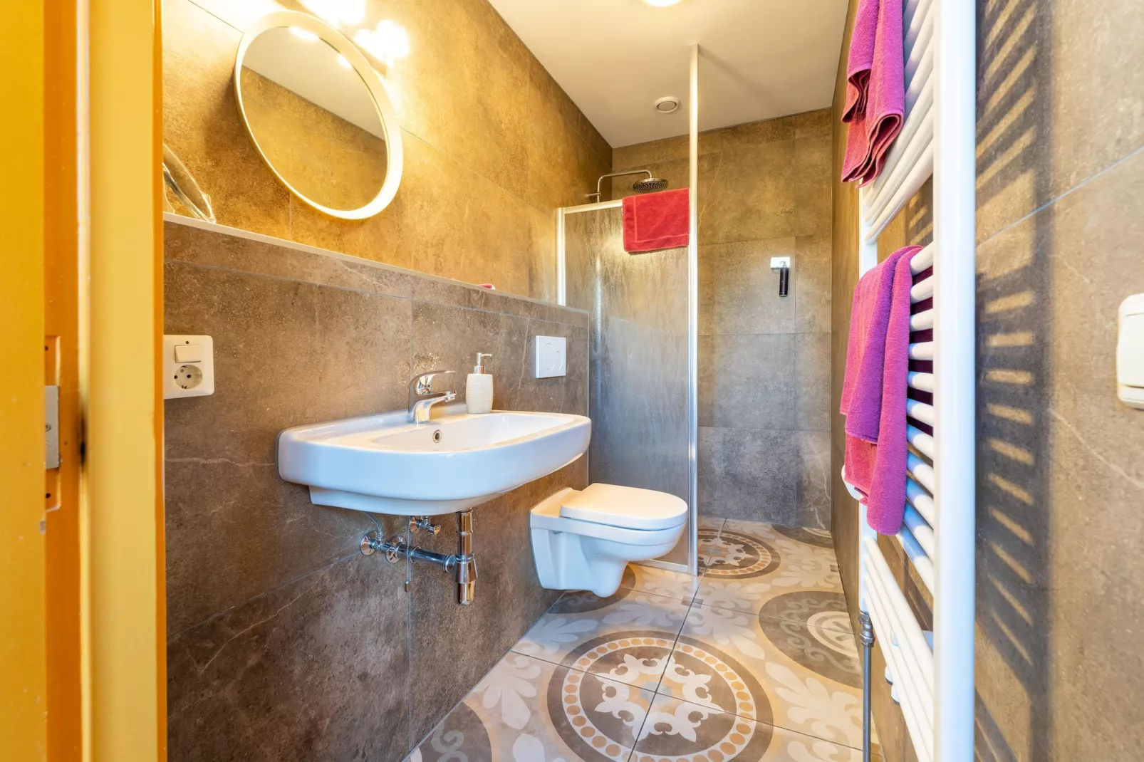 Landhuis Hezenes-Bathroom