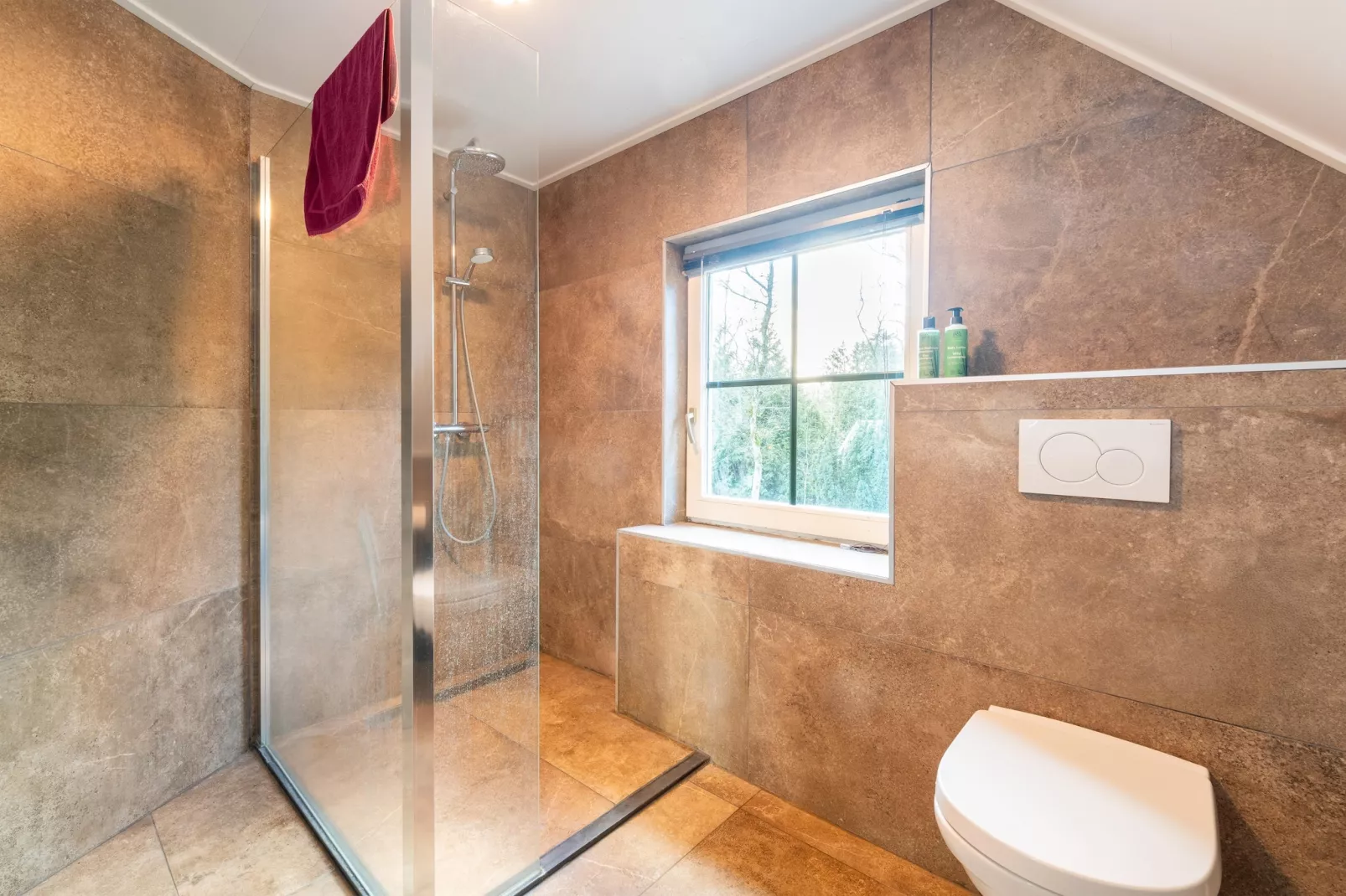 Landhuis Hezenes-Bathroom