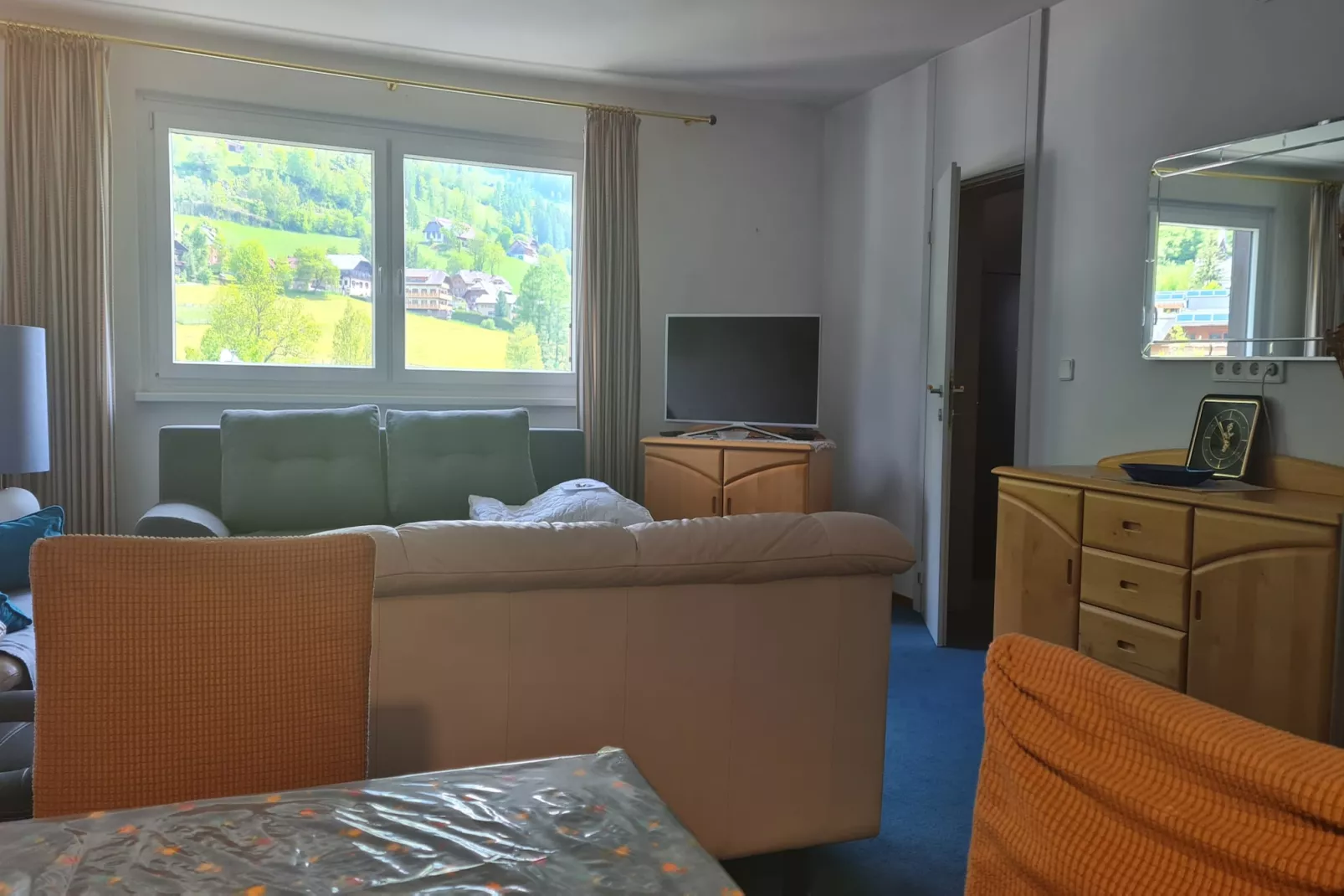 Haus Ivy-Living room