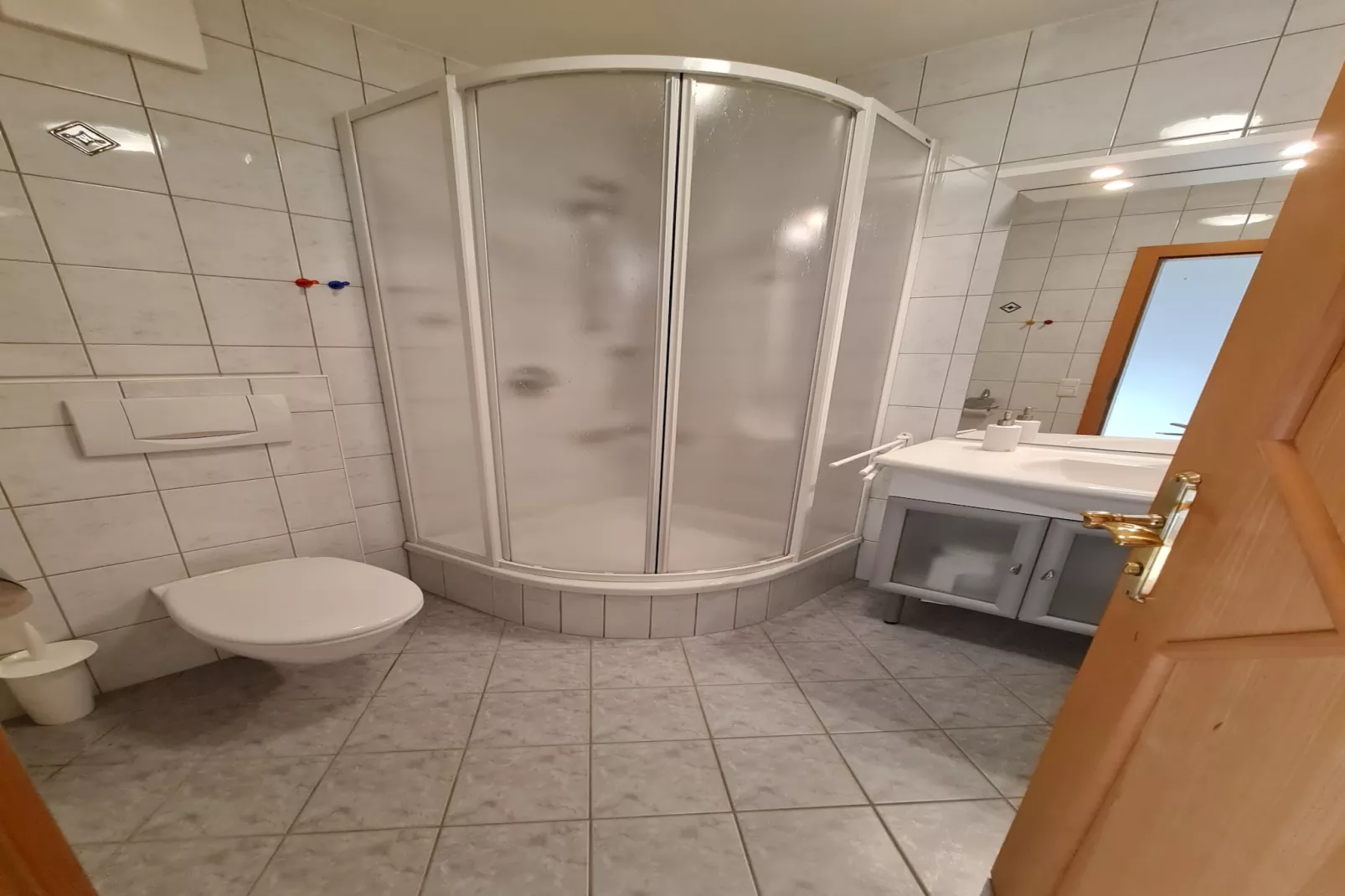 Ski & Sun Top 6-Bathroom