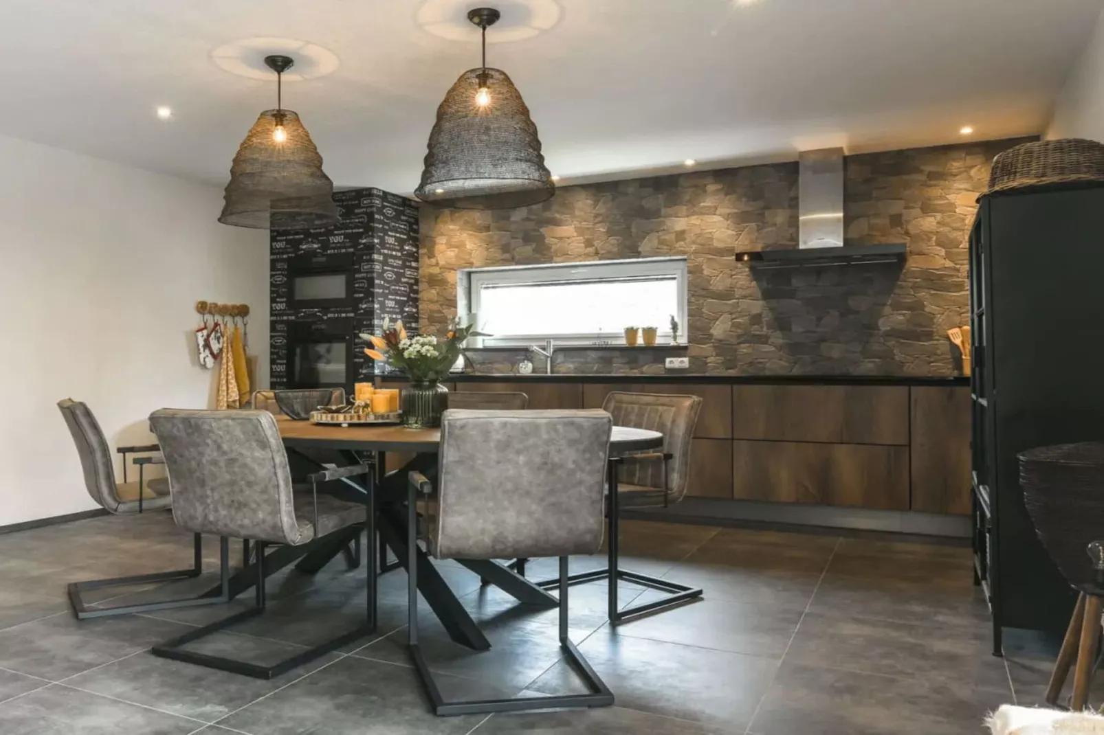 467355-Dining room