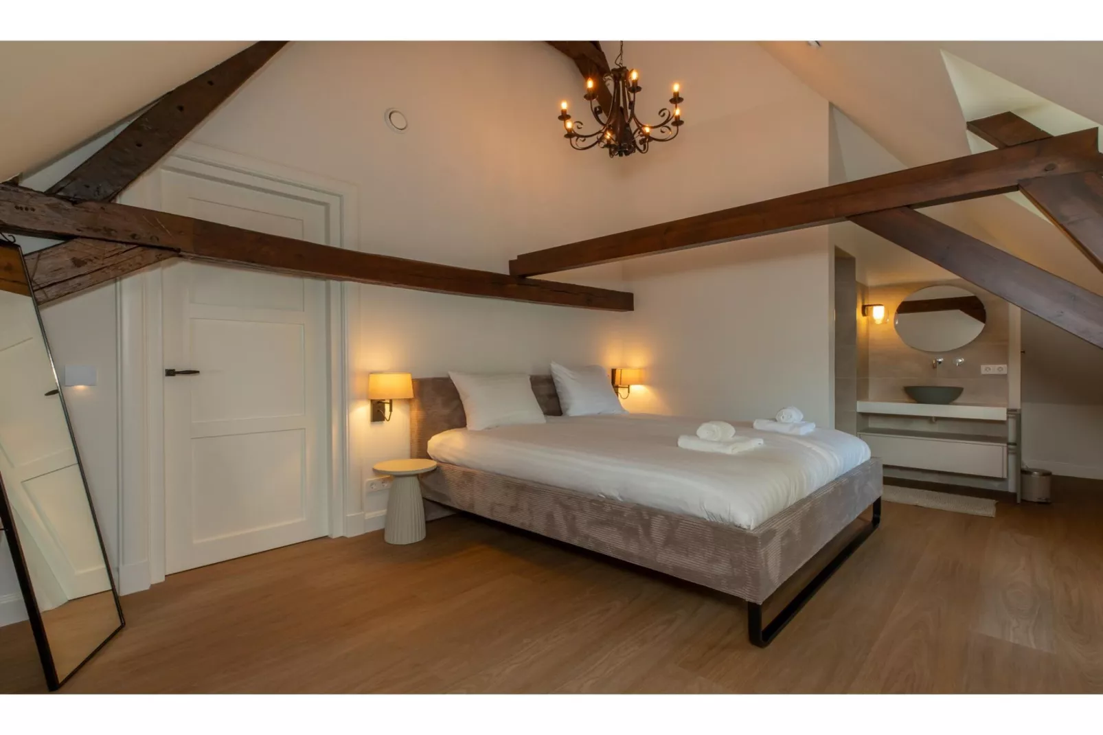Vakantiehuis 'Boerderij Molenhof' - Stationsweg 5  Heinkenszand-Bedroom