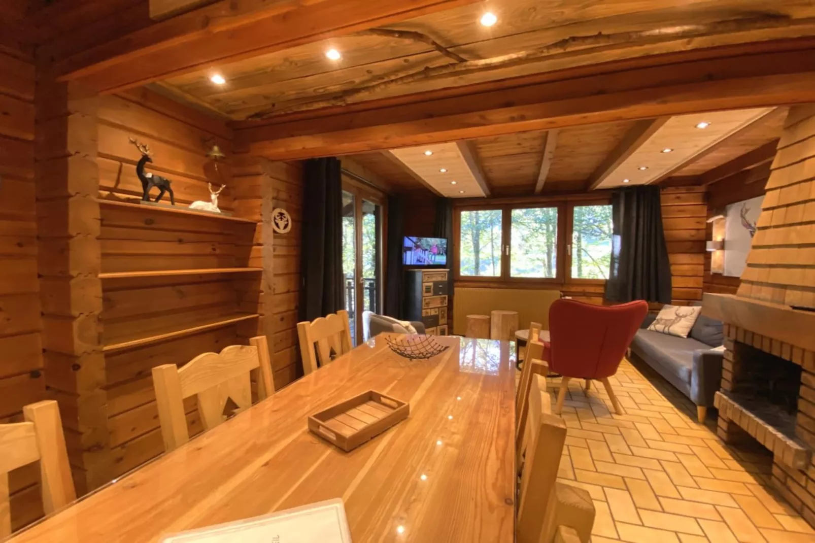 LE RENNE  Chalet en bois au calme avec SPA Jacuzzi-Salon