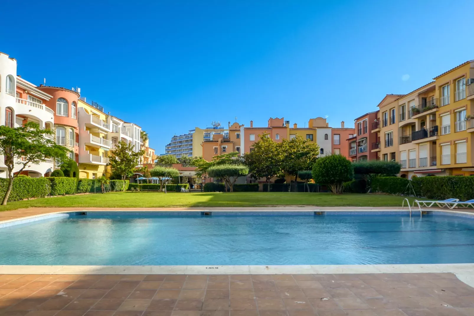GRAN RESERVA FLORES 4 1 66 Empuriabrava- Barneda-Pool