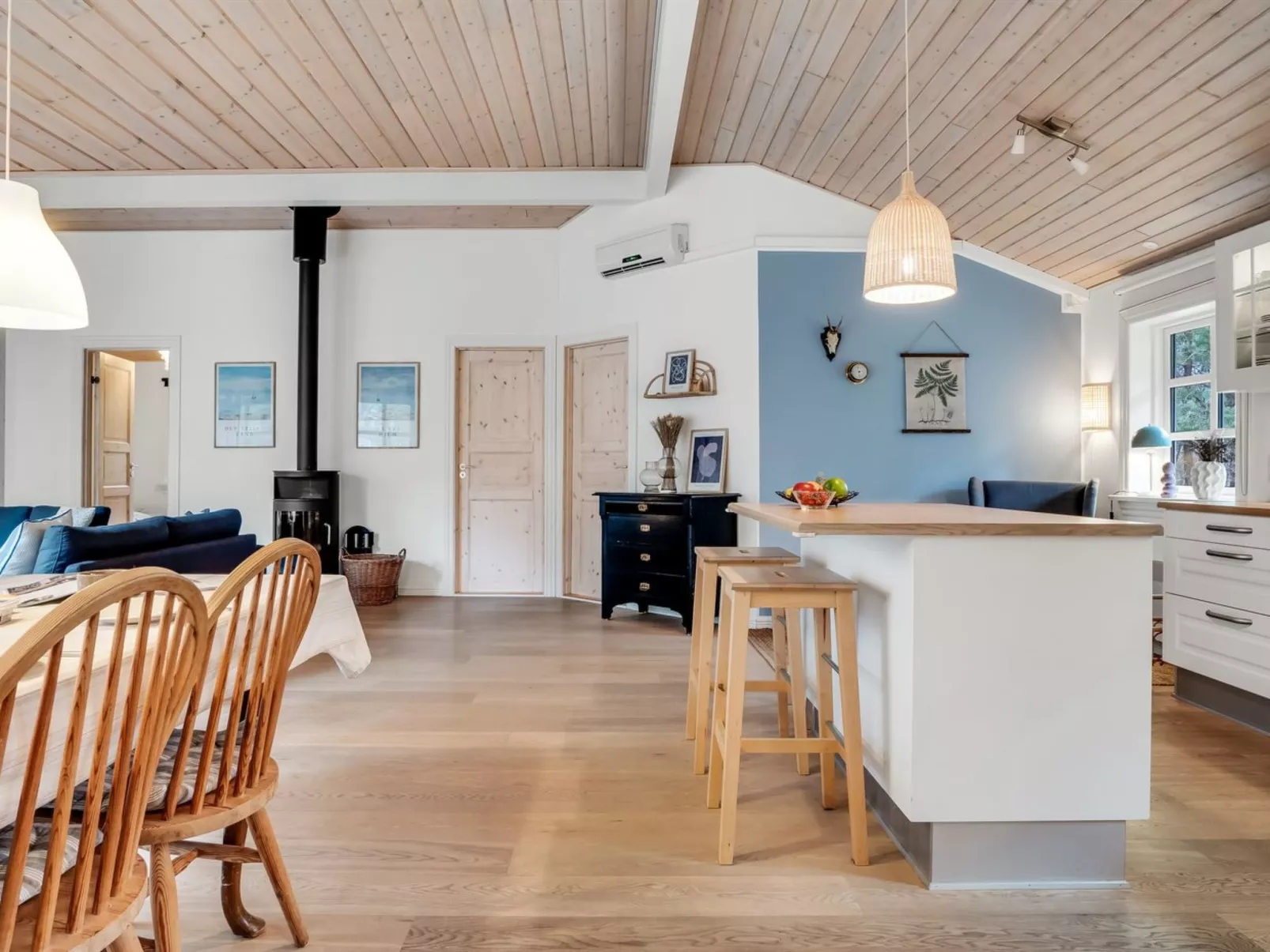 "Eikka" - 1km from the sea-Drinnen