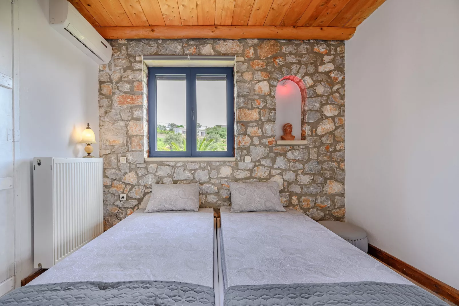 Rozare-Bedroom