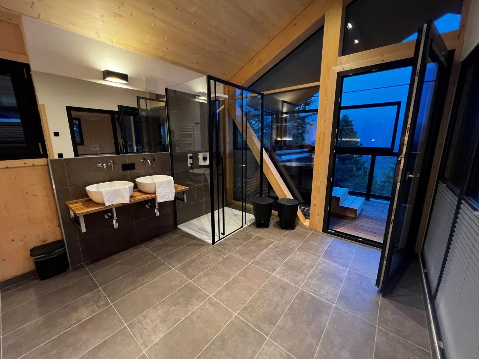 Superior #14 mit Sauna & Hot Tub-Inside