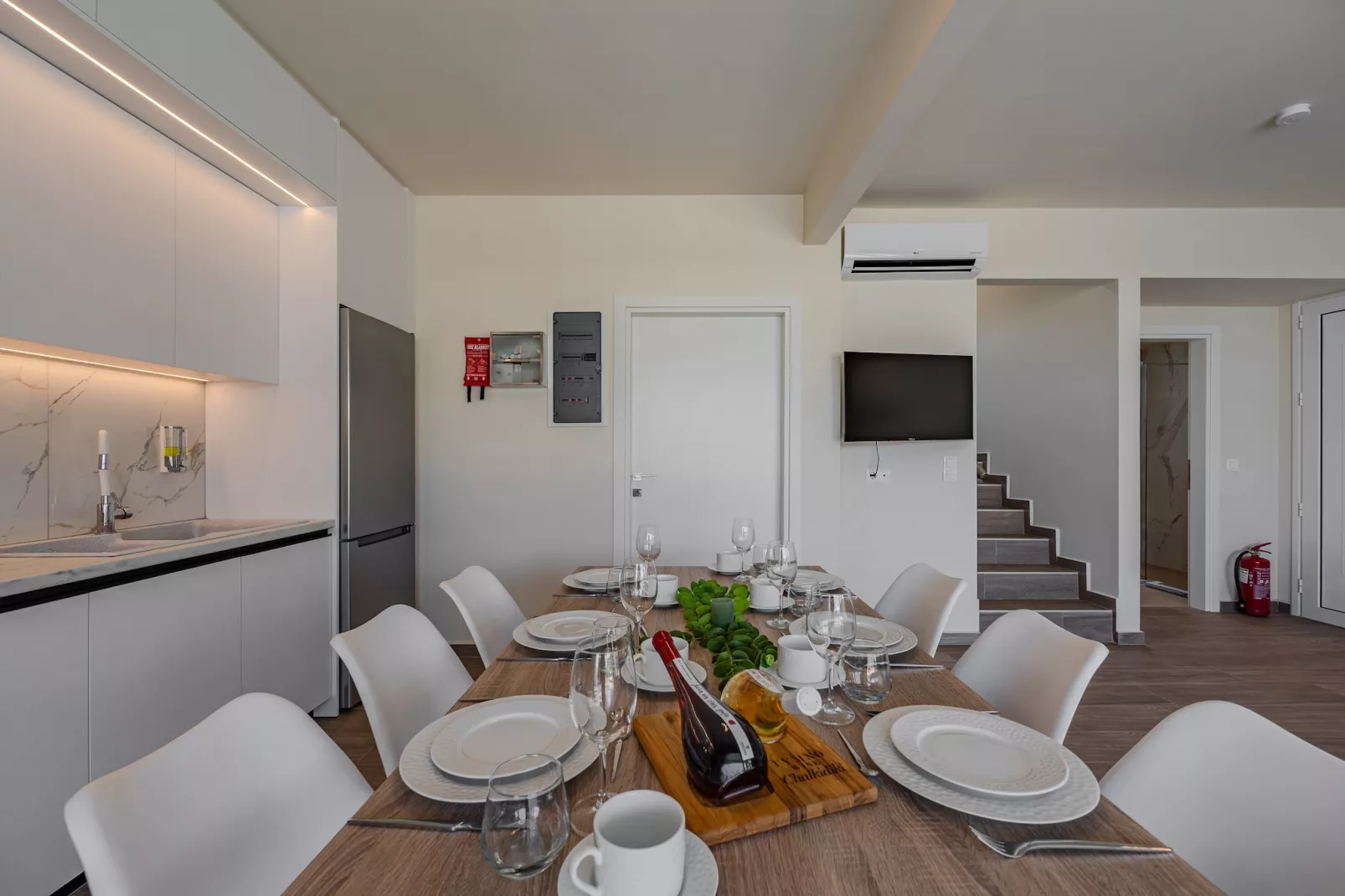 Nevelo Amethyst-Dining room