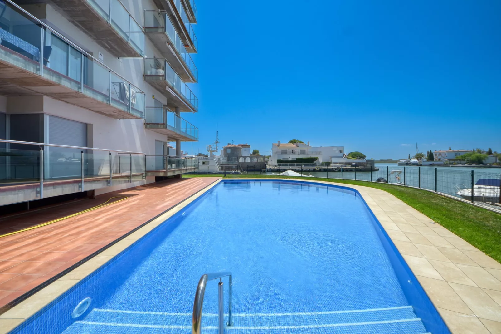 MARINES GARBI  2 8 Roses-Pool