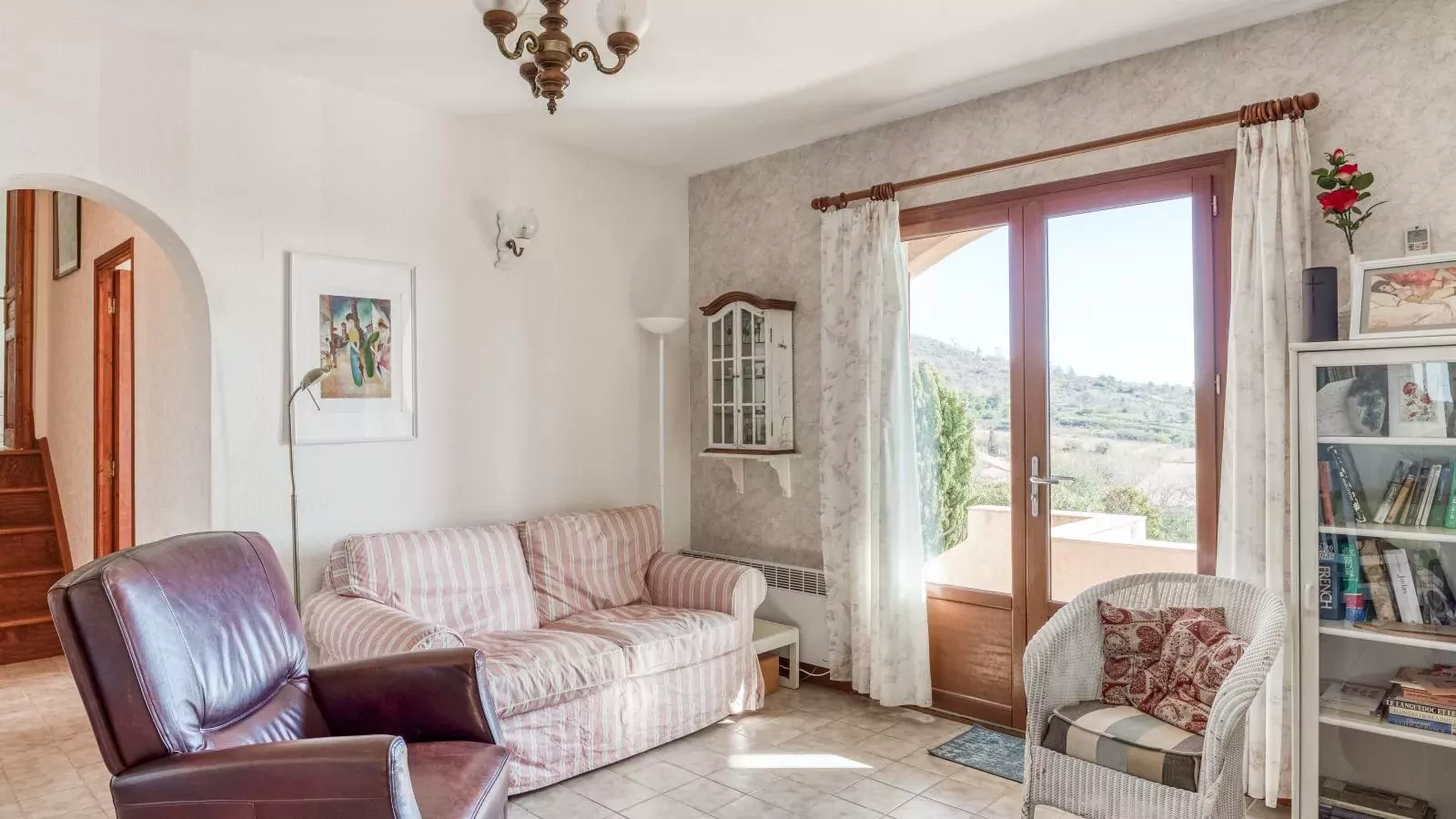 Sourire du Soleil-Living room