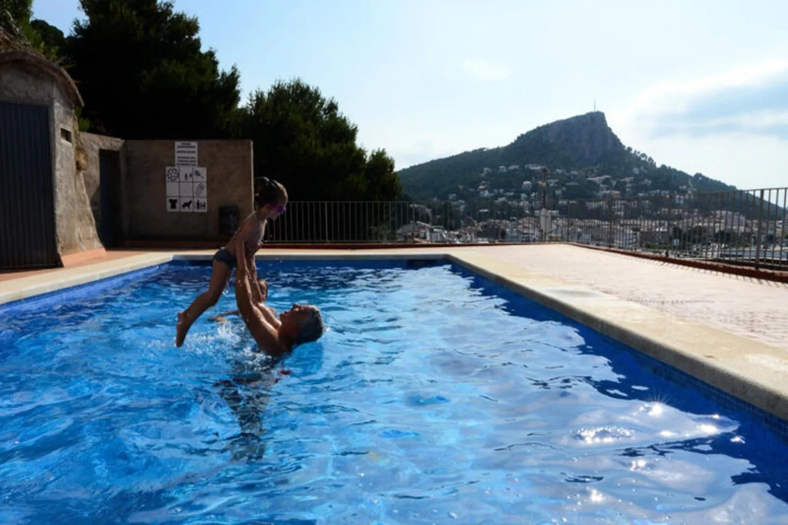 Appartements à L'Estartit-Außenbereich Sommer