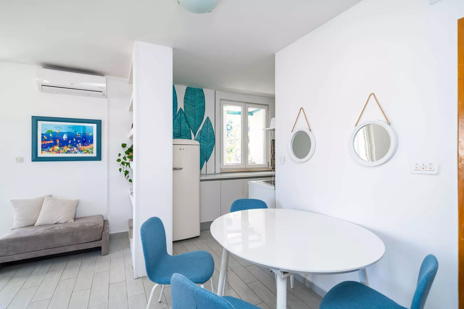 Apartment Radovan - One-Bedroom Apartment with Balcony and Sea View-Esszimmer
