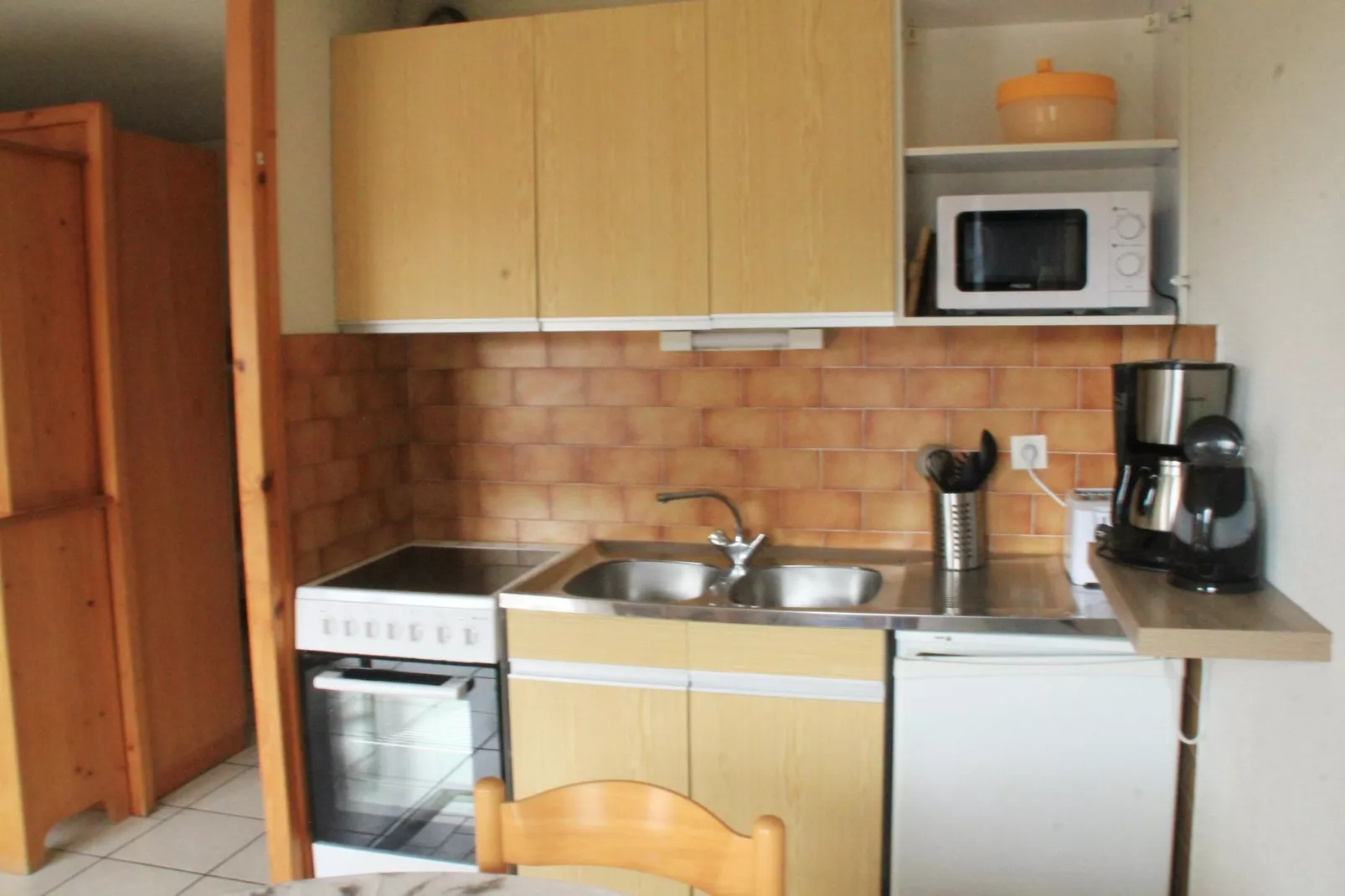 Chambron CB14 CENTER & VIEW 4 Pers.-Kitchen