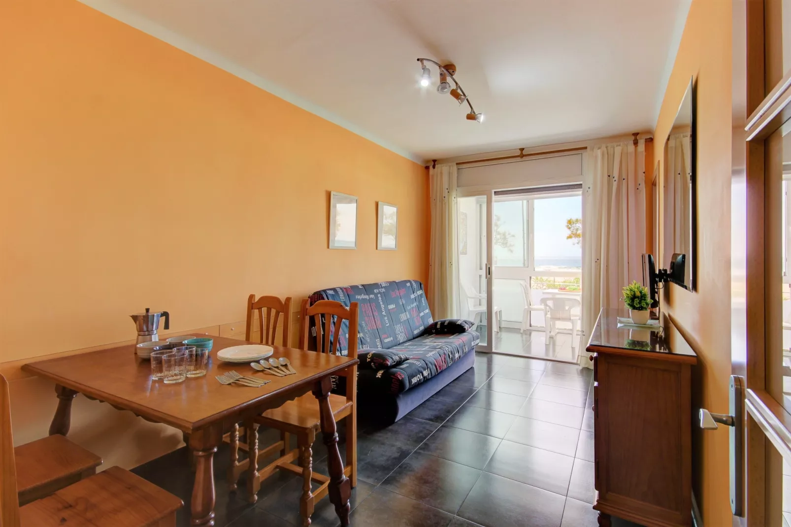 RESIDENCE DE LA PLAGE BJS 3 Roses-Living room