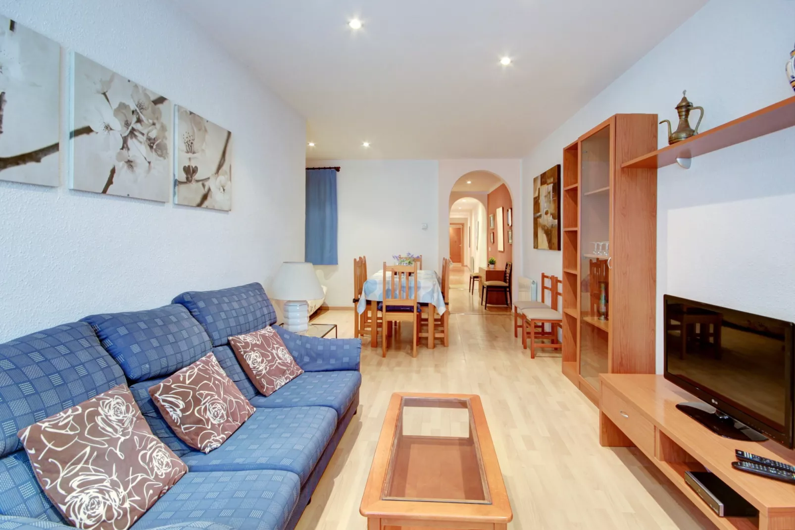 P.C. LLEVANT 3 1 Roses-Living room
