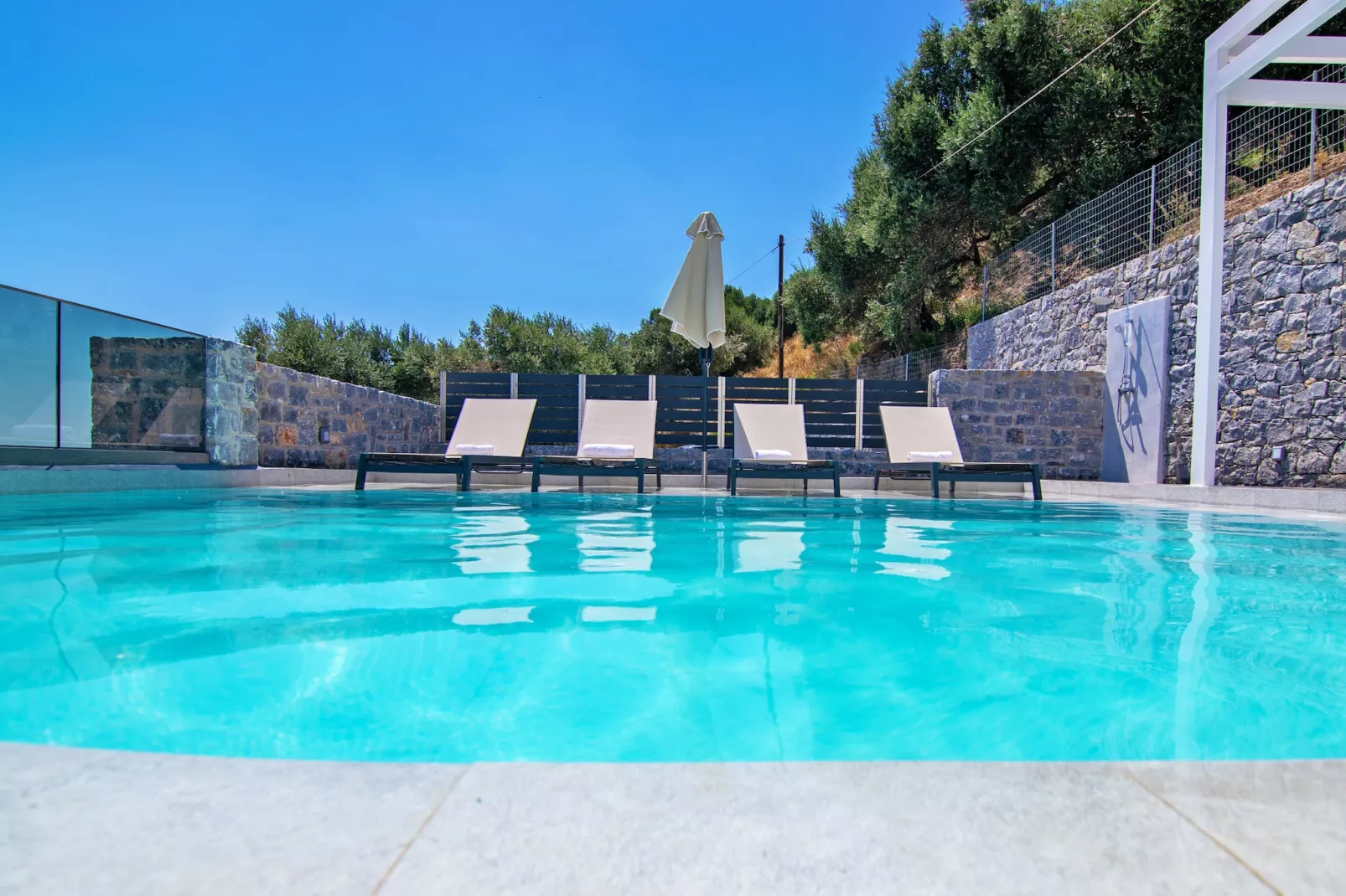 Petasos 1-Piscine