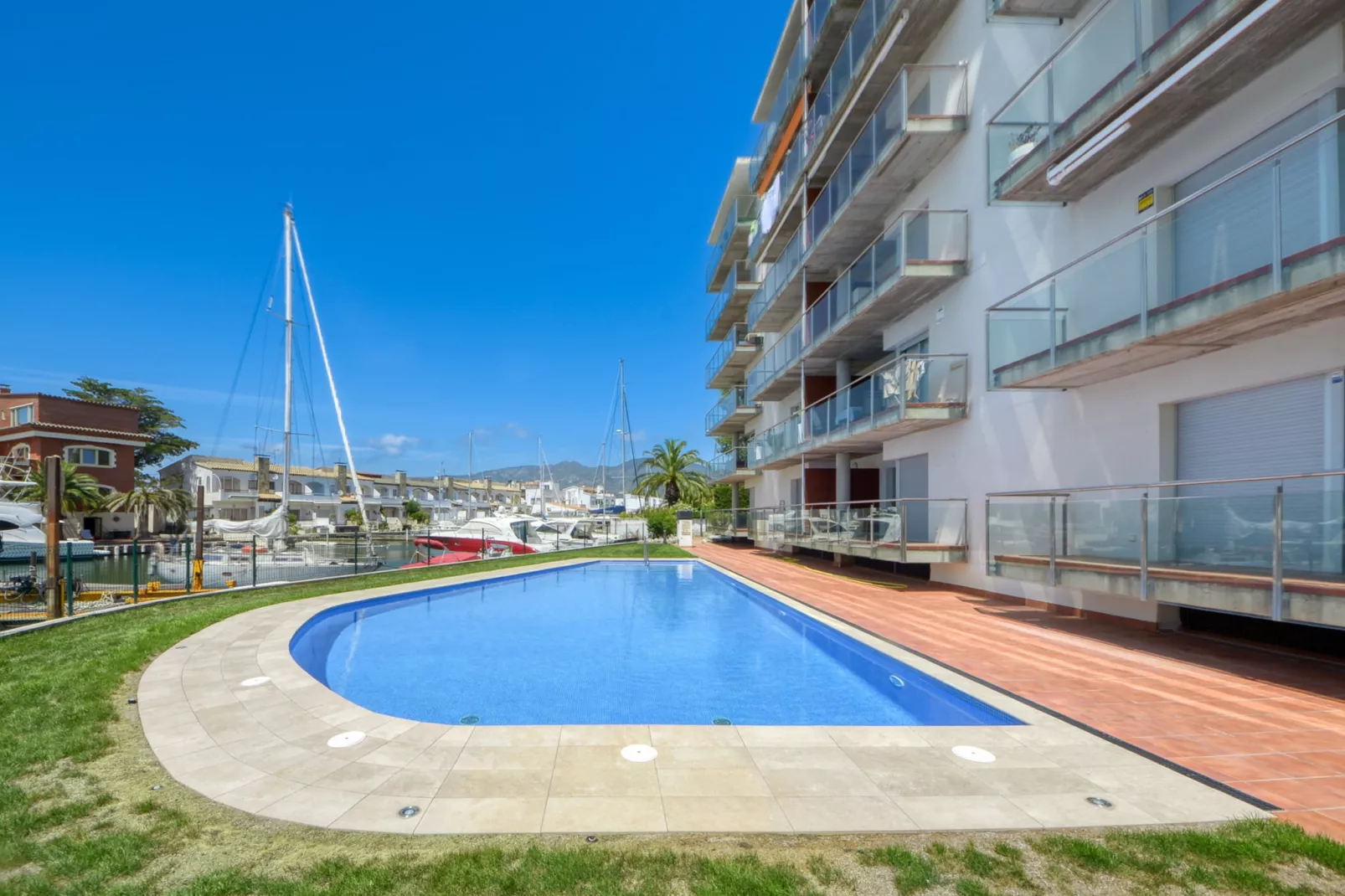 MARINES GARBI  2 8 Roses-Pool