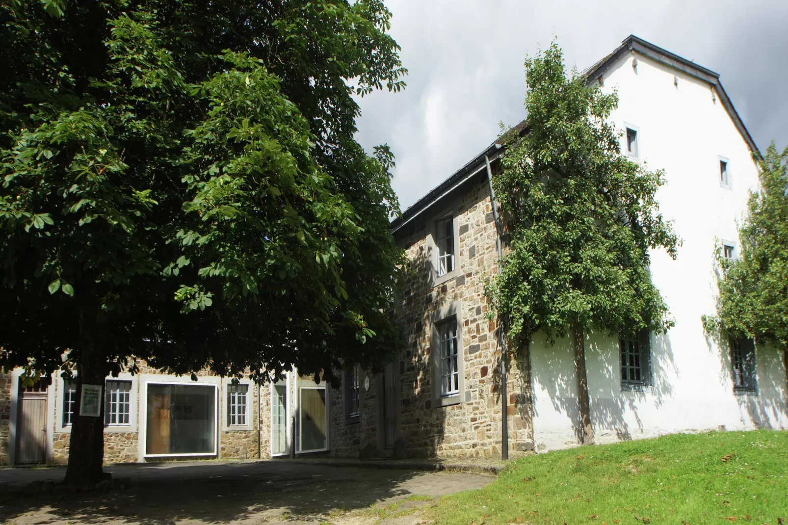 La Tour de Daverdisse-Exterior summer