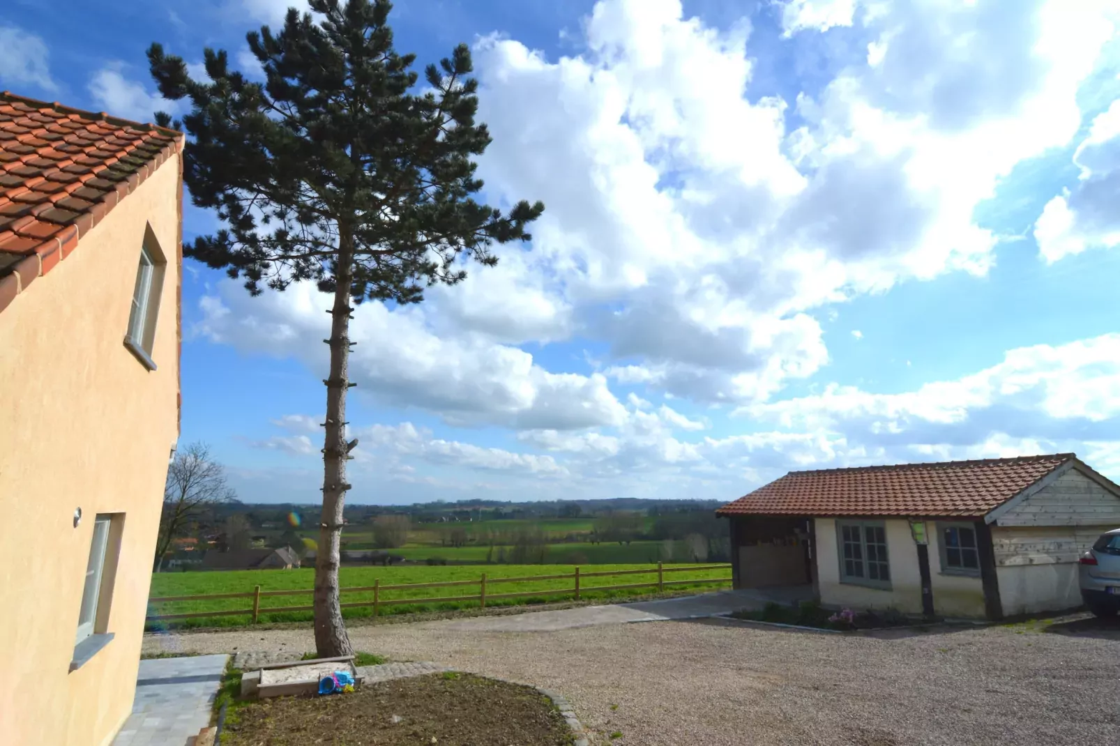 House with a view-Vue d'été