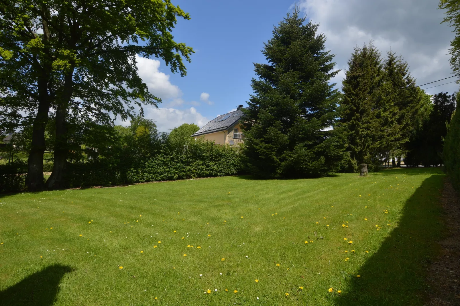 Haus Annick-Gardens summer